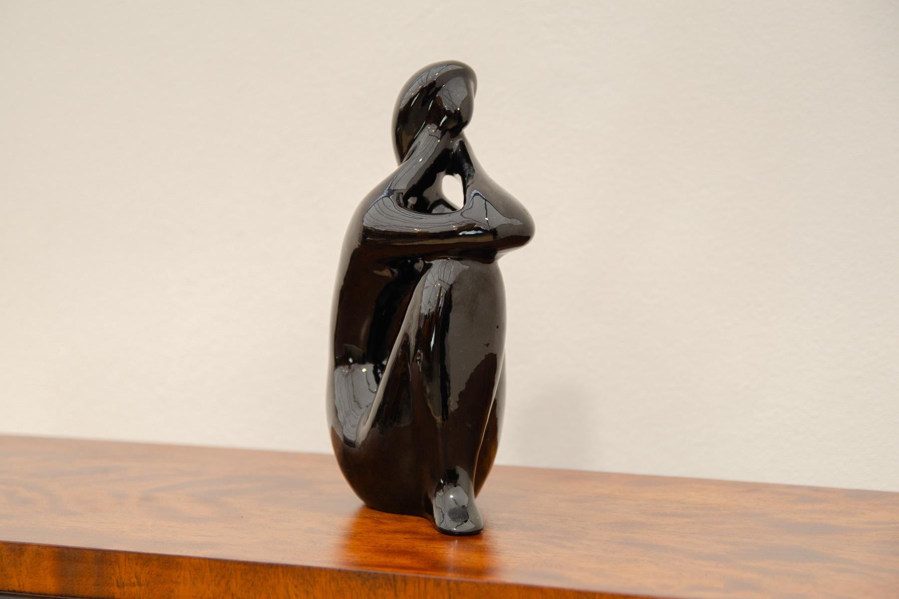 Mid-Century Modern Sculpture en céramique d'une fille nue par Jitka Forejtová, années 1960, Tchécoslovaquie en vente