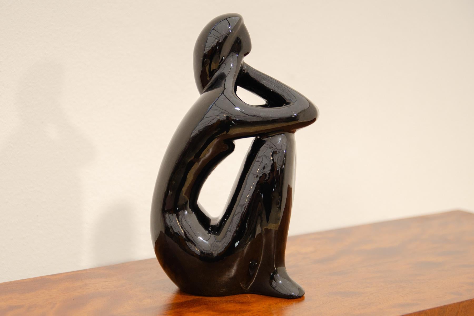 Vernissé Sculpture en céramique d'une fille nue par Jitka Forejtová, années 1960, Tchécoslovaquie en vente
