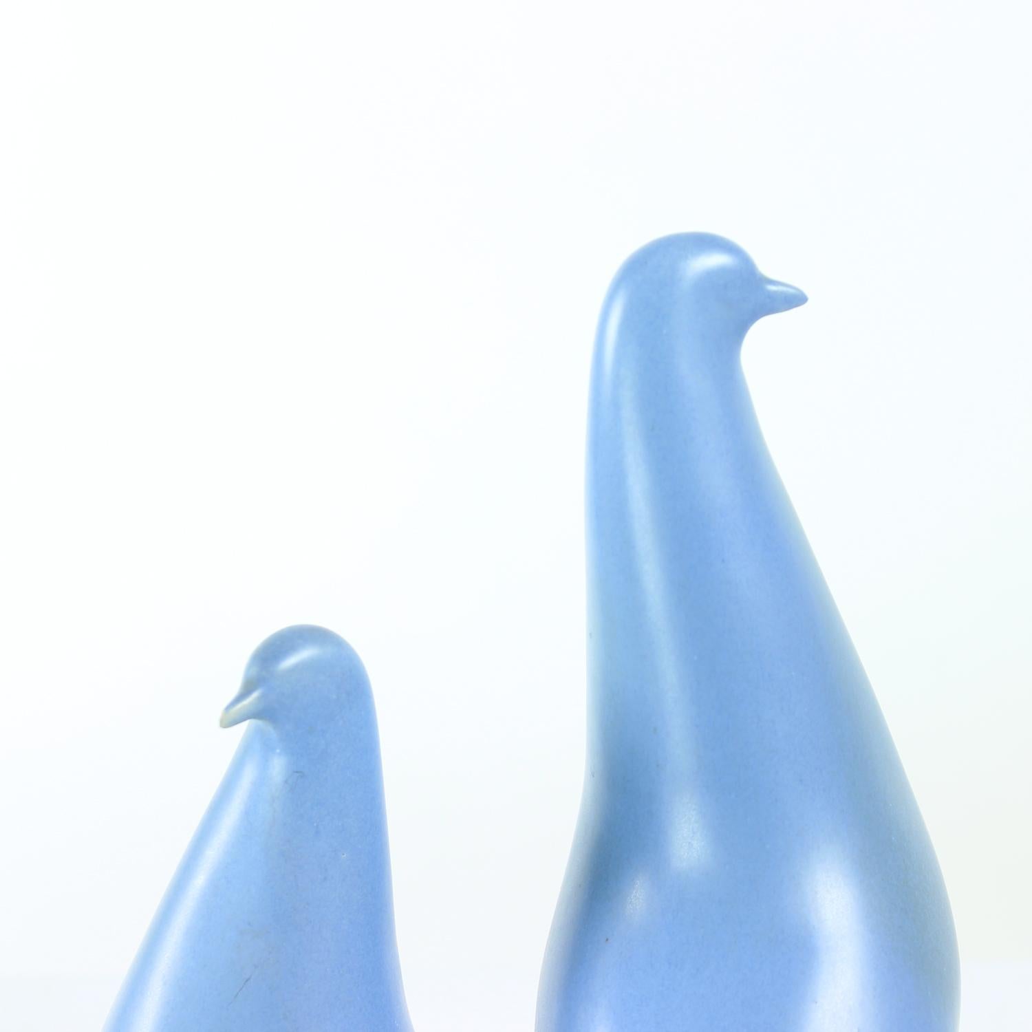 Escultura de cerámica de dos palomas azules, Keramia Años 60 en venta 2