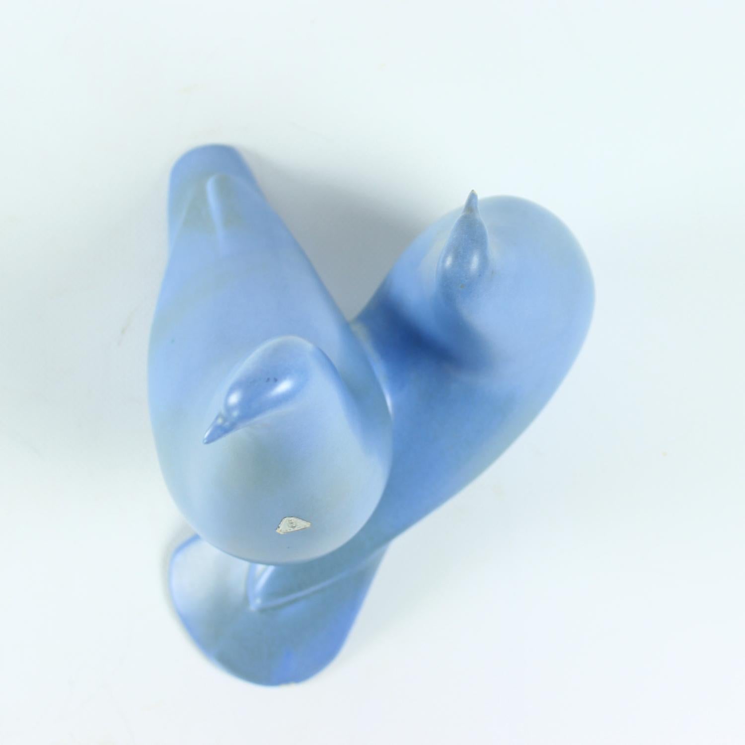 Escultura de cerámica de dos palomas azules, Keramia Años 60 en venta 3