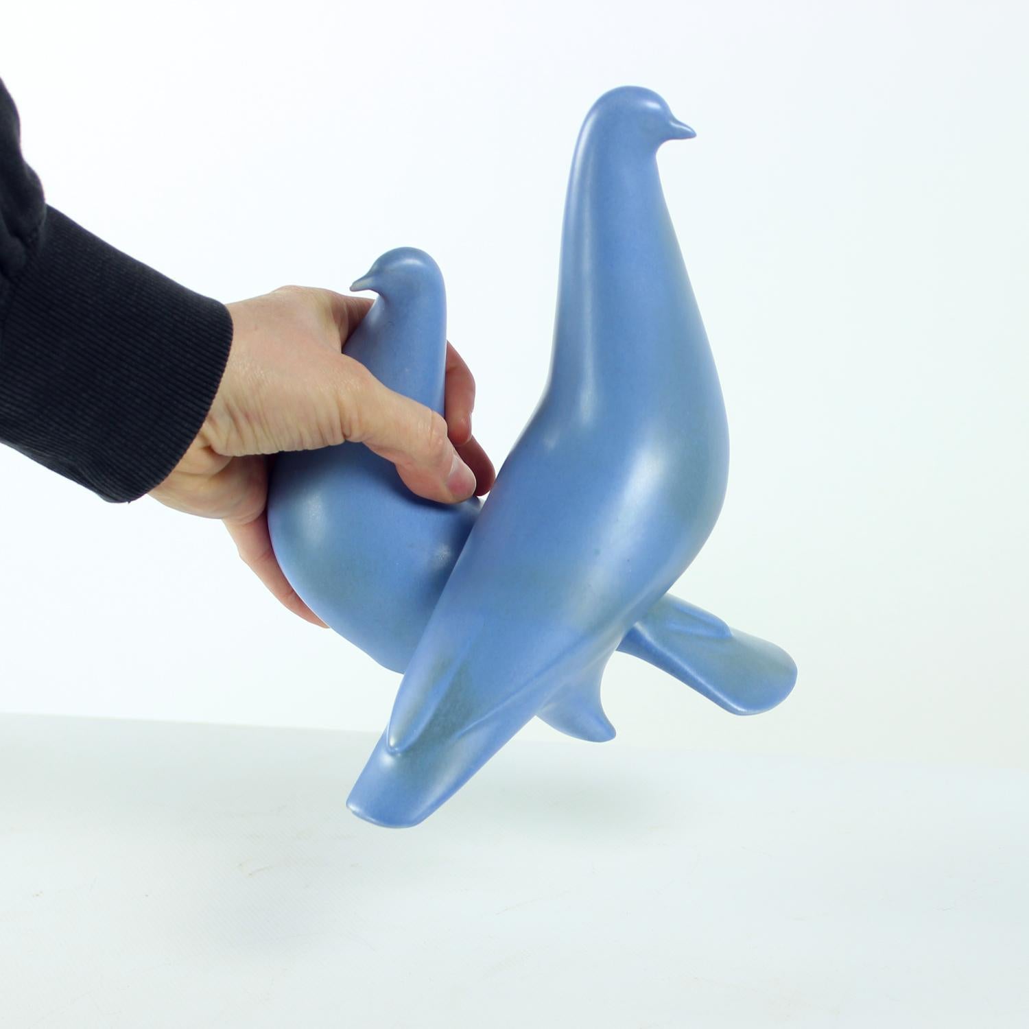 Escultura de cerámica de dos palomas azules, Keramia Años 60 en venta 6