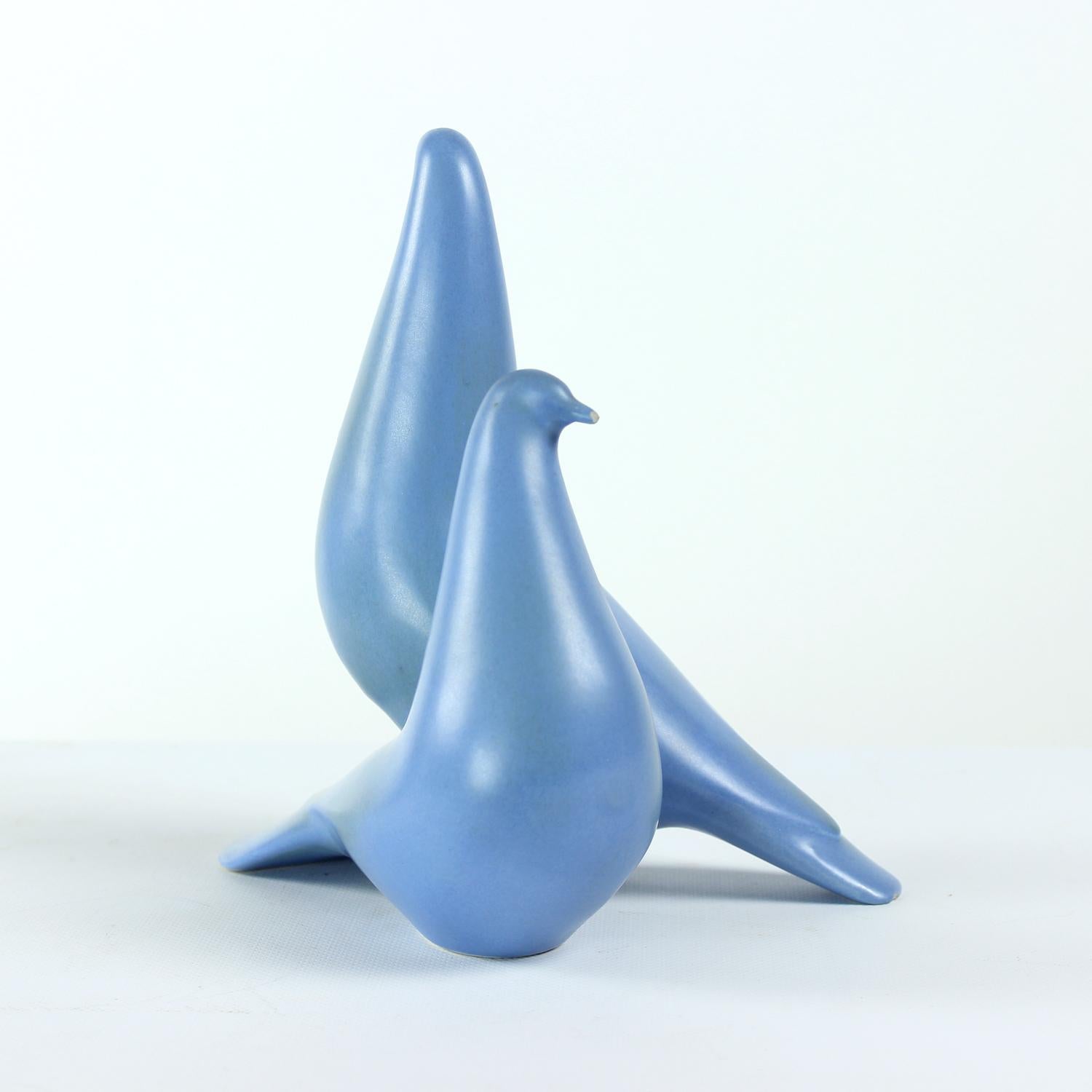Preciosa y elegante escultura de dos palomas azules. Producido por Keramia. La escultura es de yeso con vidriado azul. La etiqueta original sigue pegada, marcada también en la parte inferior. La escultura es impresionante, bella, relajante y muy