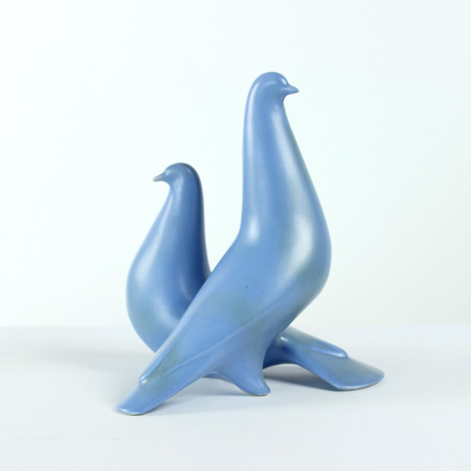 Escultura de cerámica de dos palomas azules, Keramia Años 60 Checo en venta