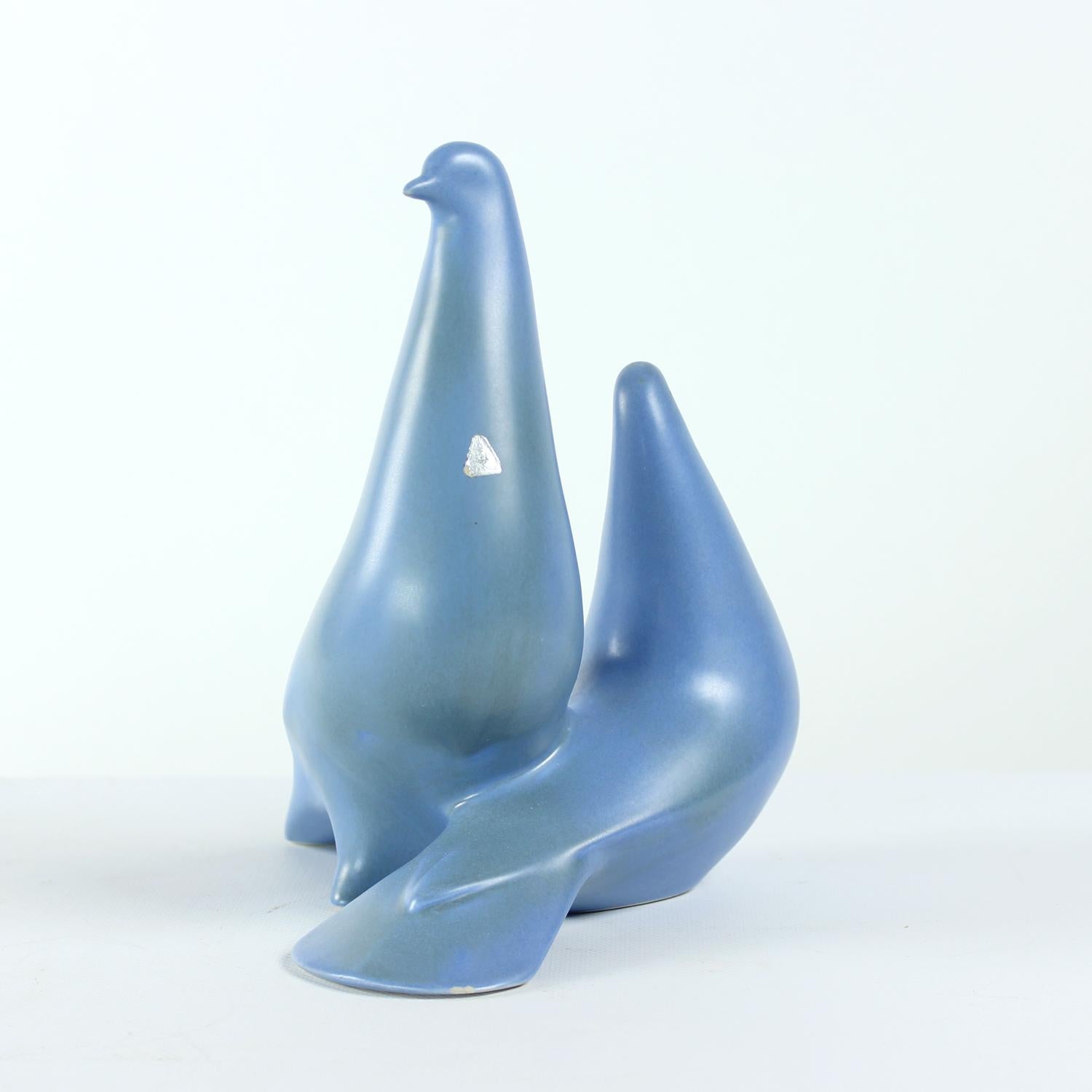 Escultura de cerámica de dos palomas azules, Keramia Años 60 Glaseado en venta