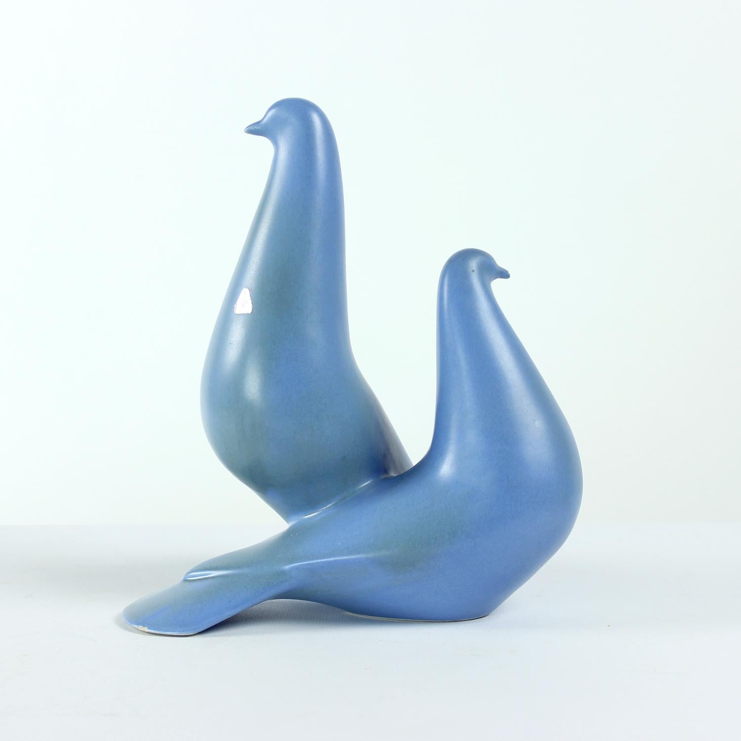Escultura de cerámica de dos palomas azules, Keramia Años 60 en Bueno estado para la venta en Zohor, SK