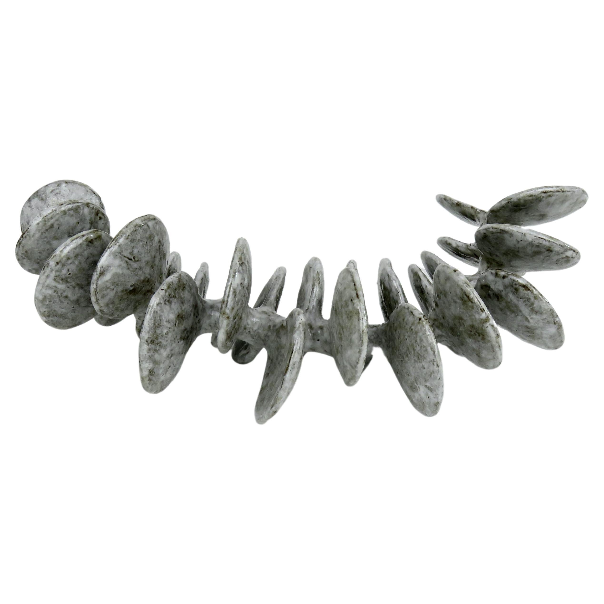Sculpture en céramique, colonne squelettique inclinable en blanc et marron moucheté en vente