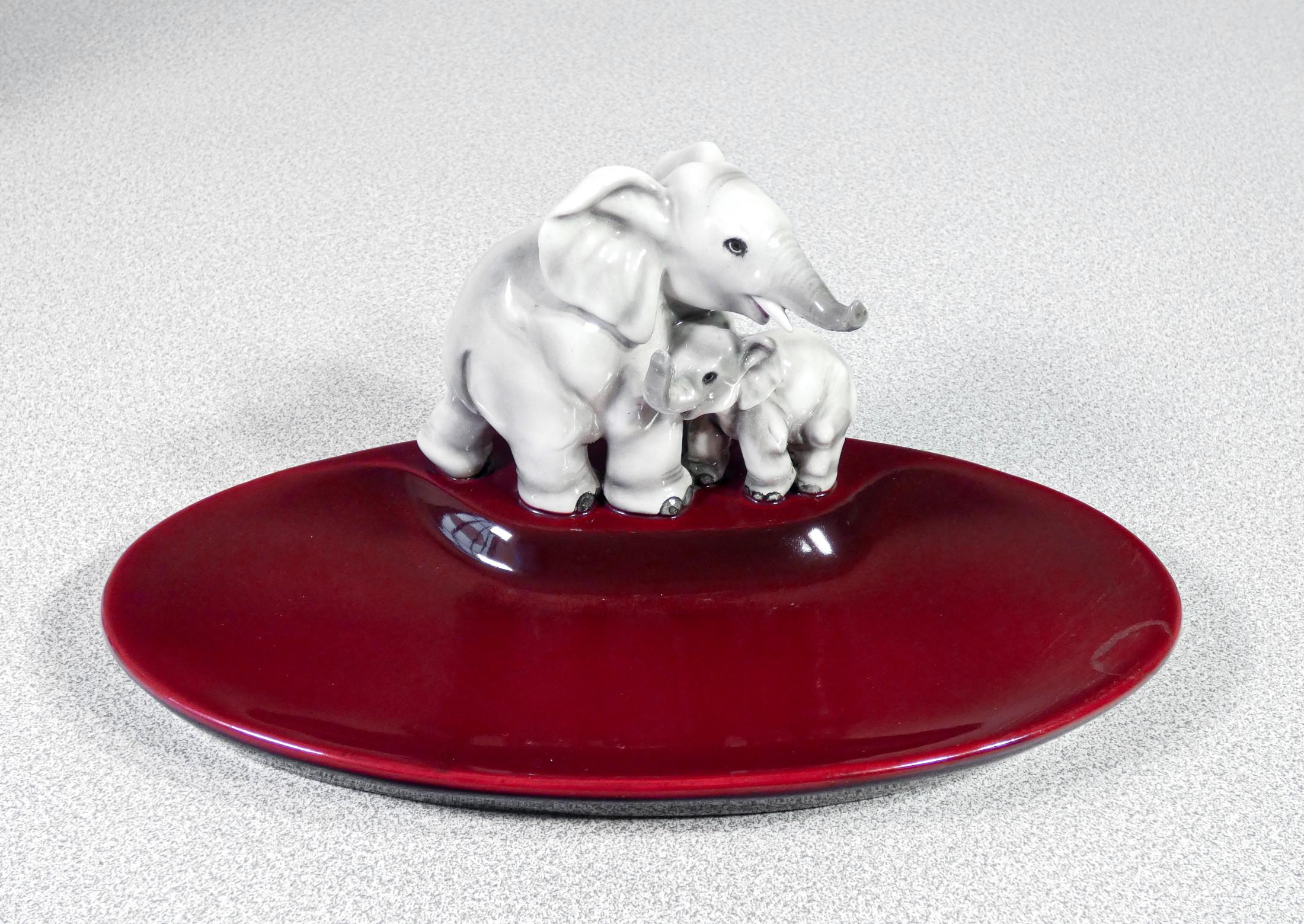 Ceramic sculpture
painted and enameled, signed
Guido Cacciapuoti.
Elephant with cub.

ORIGIN
Italy

PERIOD
1930s

AUTHOR
Guido CACCIAPUOTI
Born in Naples on 11 August 1892, he belongs to an ancient family of majolica makers from whom he