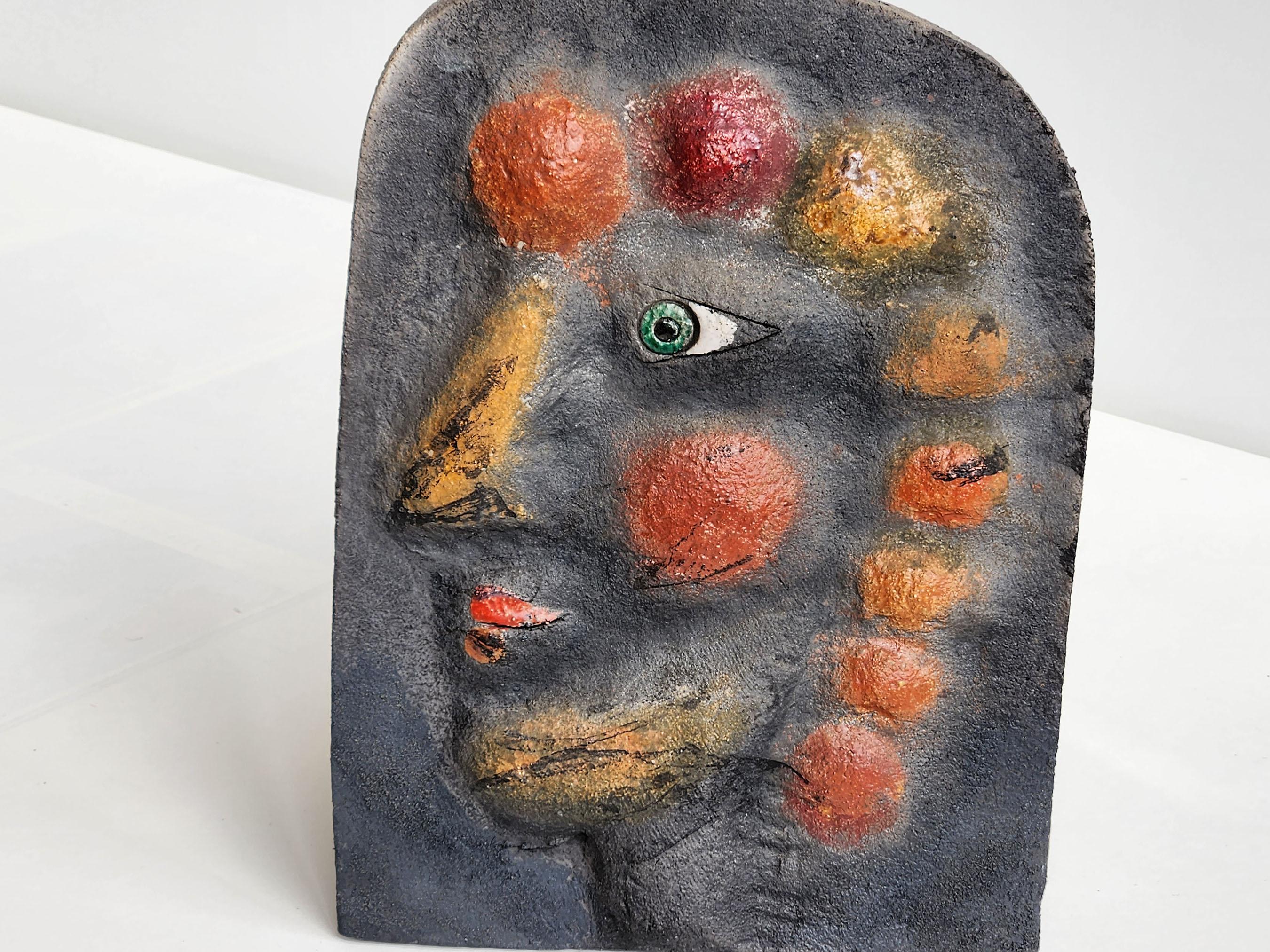 Roger Capron - Keramik-Skulptur Visage Repousse oder Empreinte  im Zustand „Hervorragend“ im Angebot in Stratford, CT