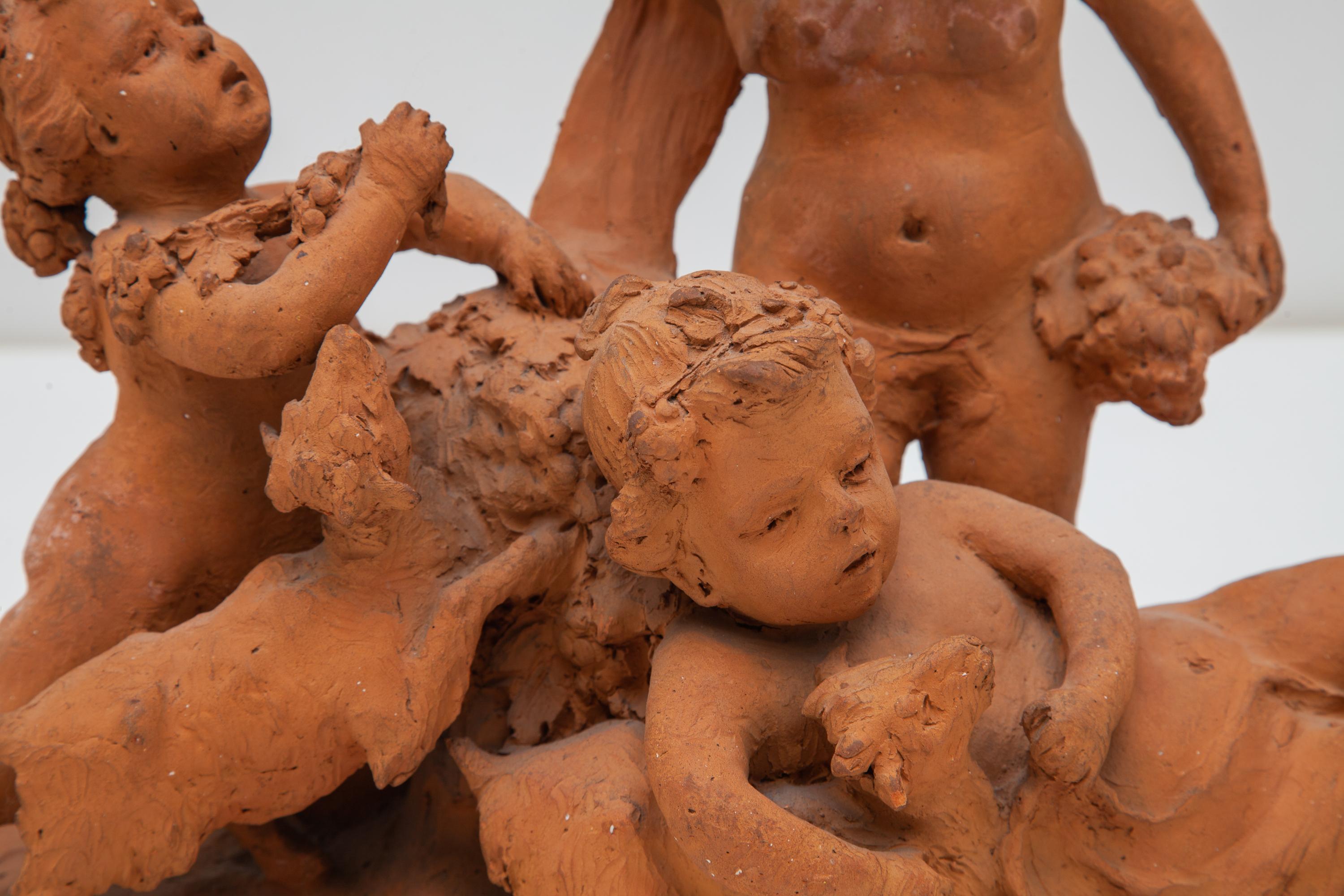 Detailreiche und charmante unglasierte Terrakotta-Skulptur aus dem 19. Jahrhundert. Das Motiv zeigt drei Engelskinder mit Lampen und Früchten, die mit zwei Ziegen am Fuße eines Baumes spielen.
Signatur 