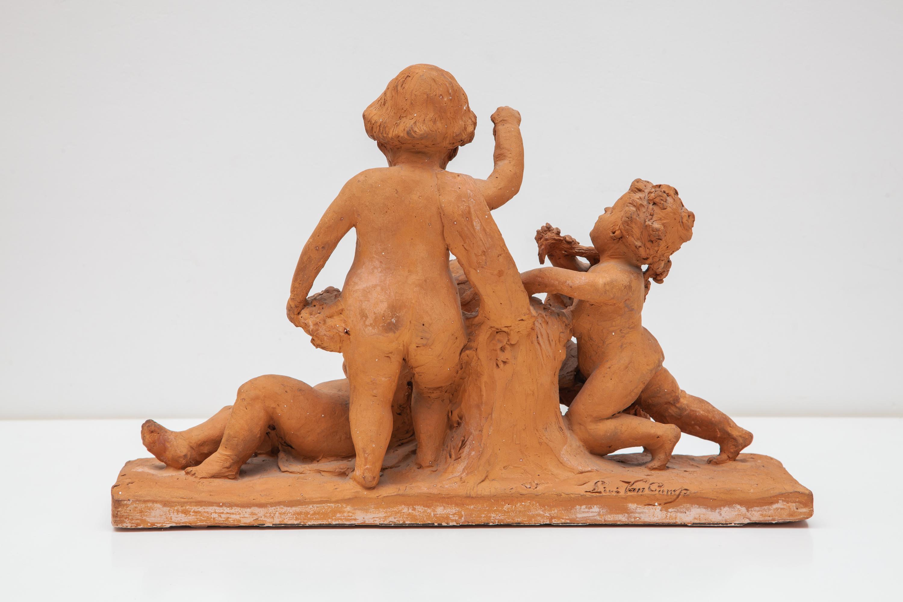 Belge Sculpture en céramique représentant un groupe de putti en train de jouer 19e siècle Belgique en vente