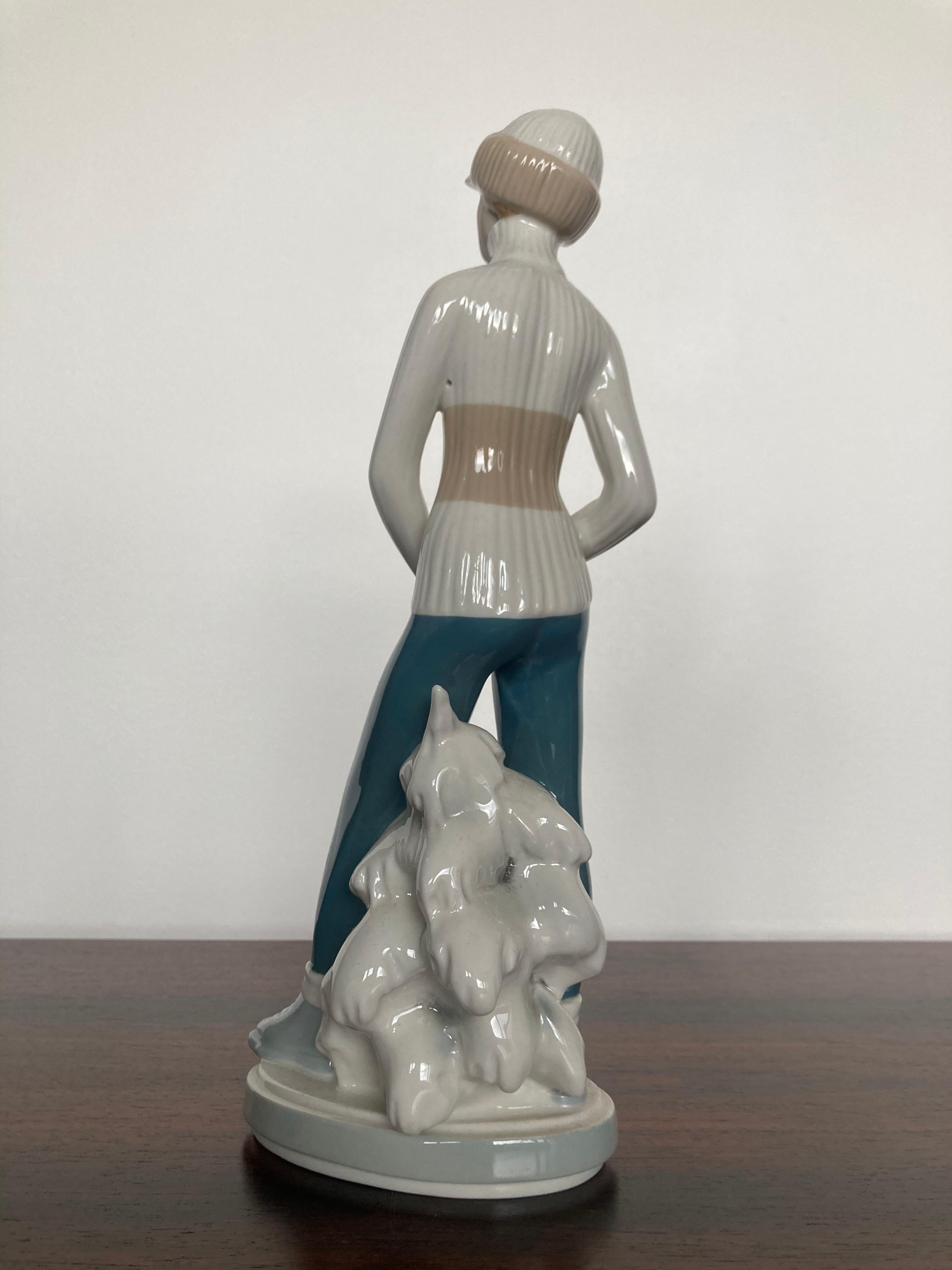 Art déco Sculpture en céramique Femme en hiver de Royal Dux, années 1960/Czechoslovaquie en vente