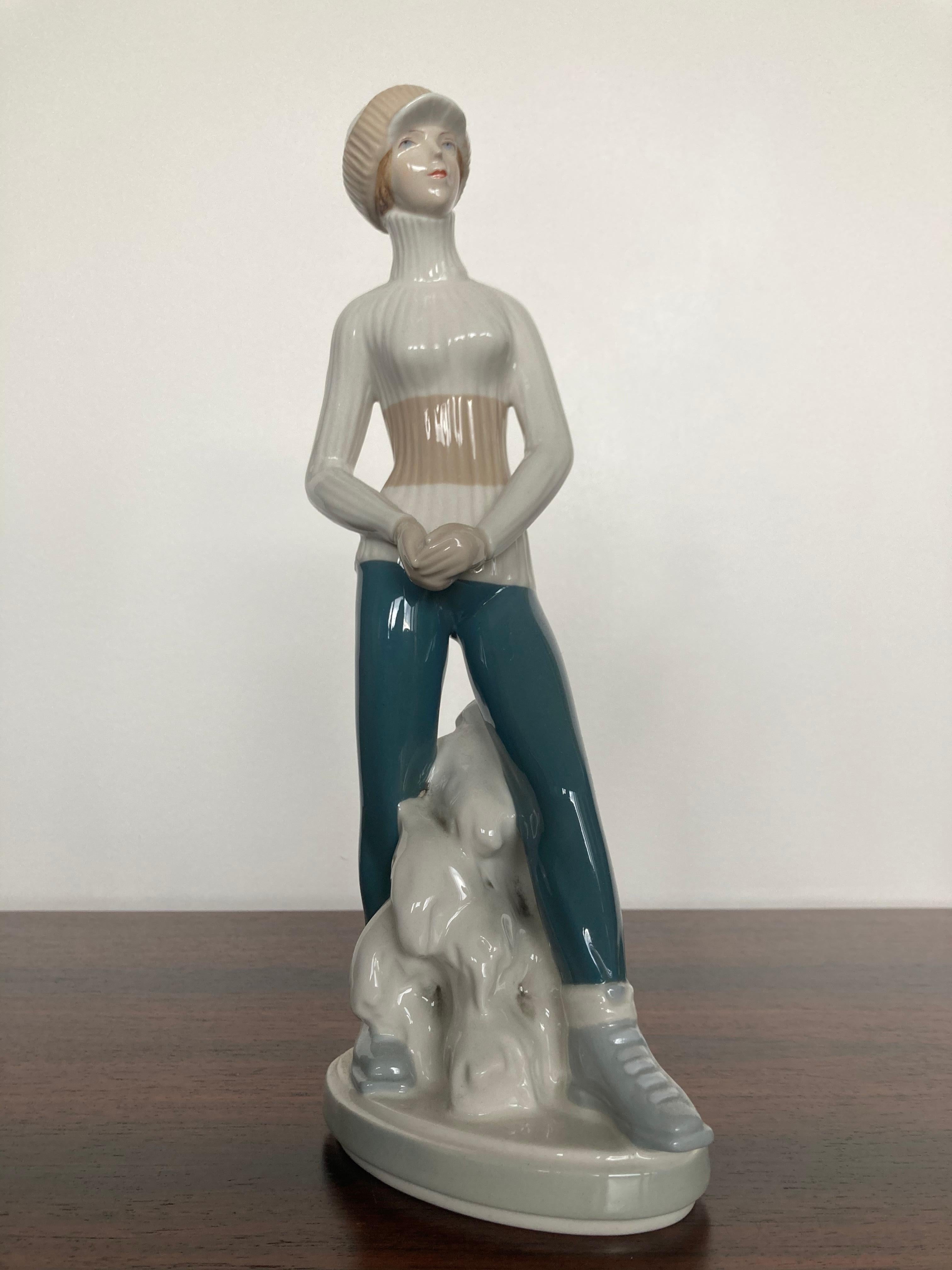 Vernissé Sculpture en céramique Femme en hiver de Royal Dux, années 1960/Czechoslovaquie en vente