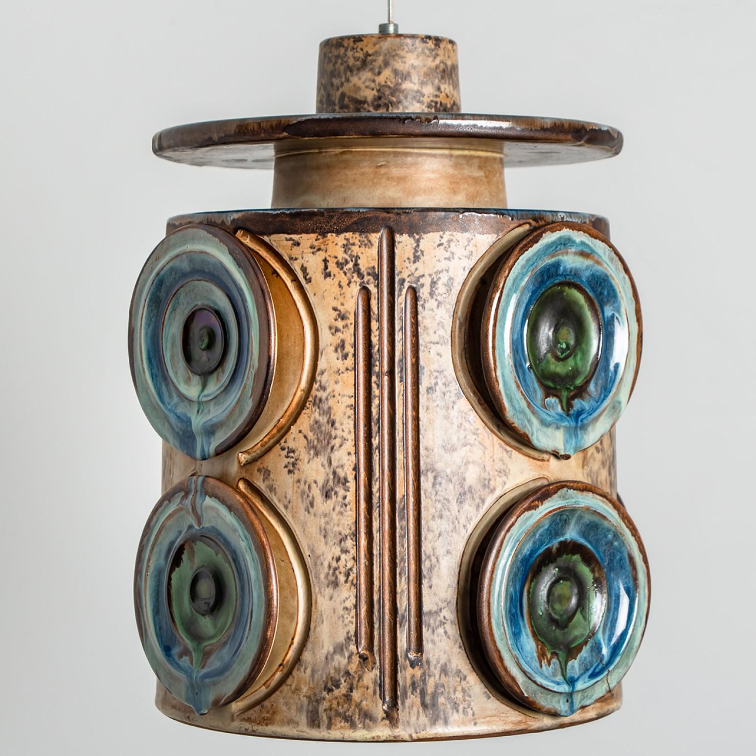 Wunderschöne runde Hängelampe mit einer ungewöhnlichen Form, hergestellt aus reichhaltiger meeresblauer Keramik, hergestellt in den 1970er Jahren in Dänemark. Wir haben auch eine Vielzahl von einzigartigen farbigen Keramik-Licht-Sets und