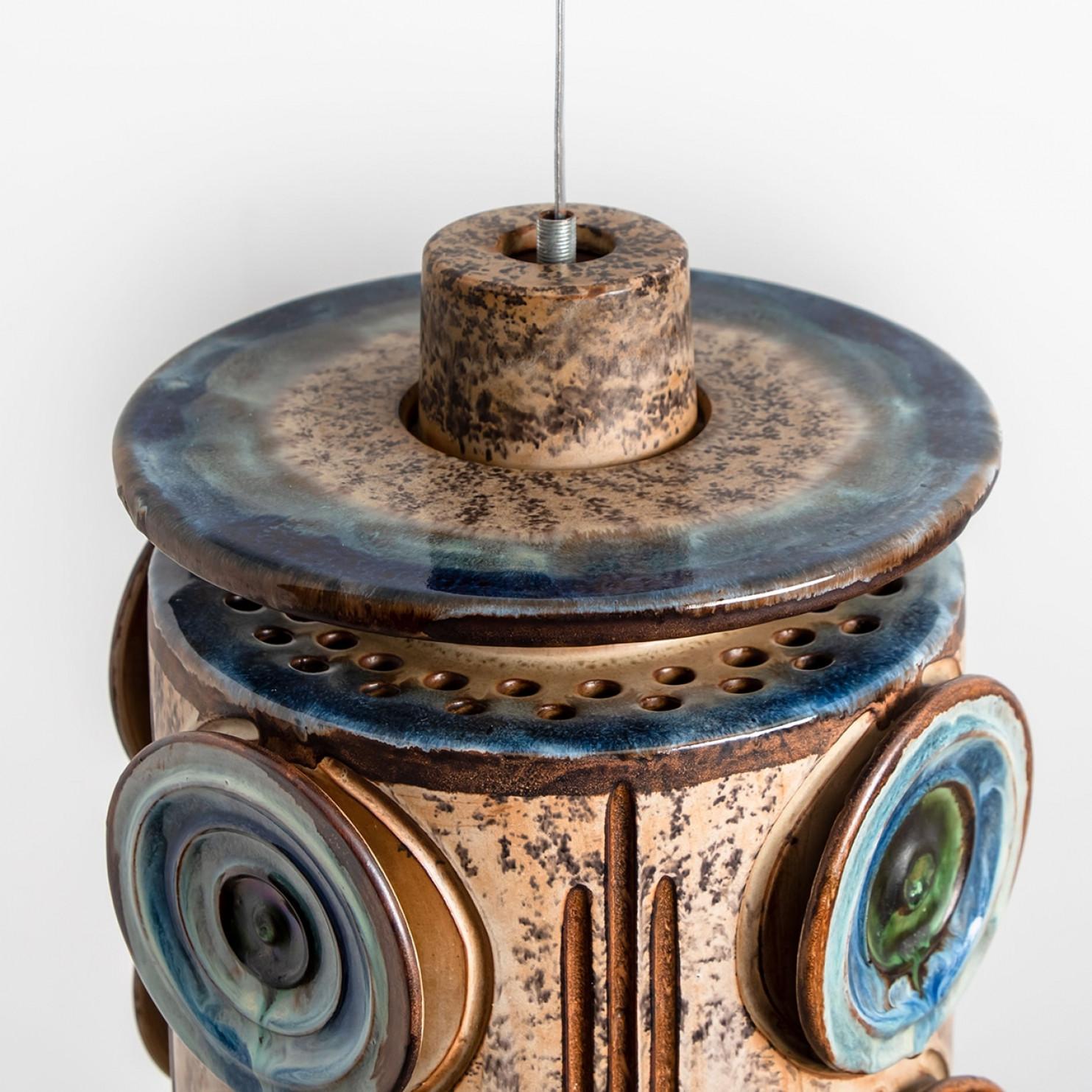 Impresionante lámpara colgante redonda con una forma inusual, hecha con cerámica de color azul marino intenso, fabricada en la década de 1970 en Dinamarca. También tenemos multitud de juegos y arreglos de luces de cerámica de colores únicos, todos