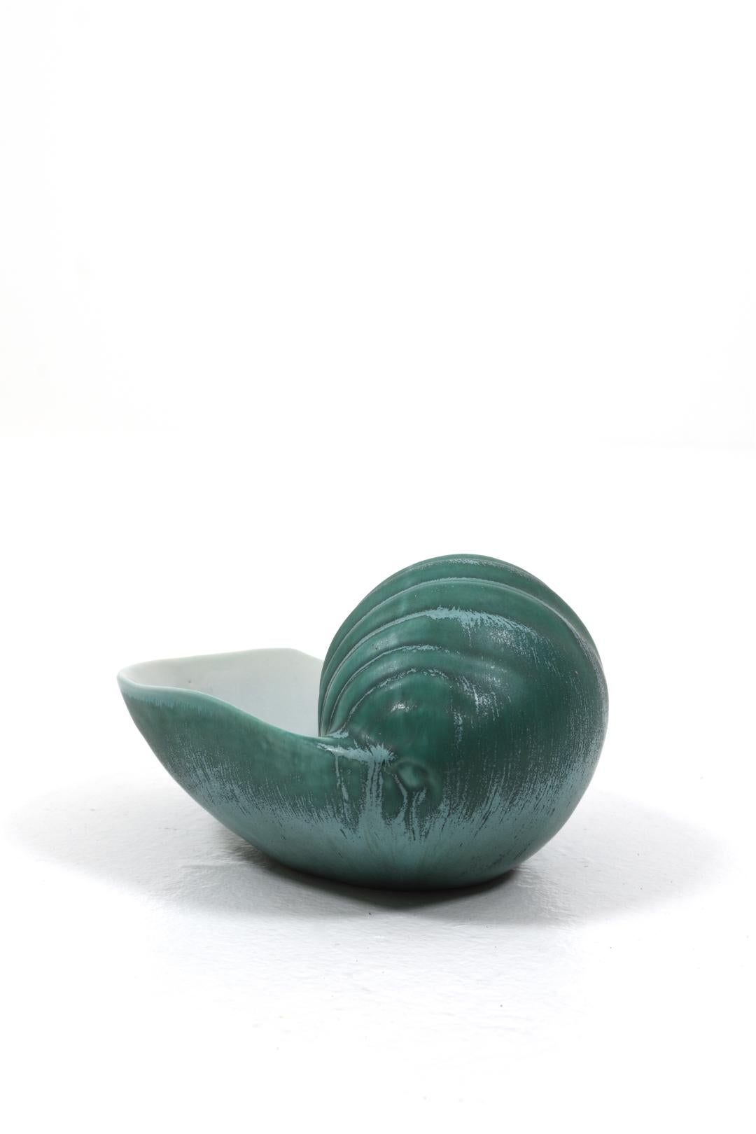 Le bol en forme de coquillage conçu par Ewald Dahlskog pour Bo Fajans est une magnifique création en céramique qui capture la beauté et l'enchantement de la nature. Fabriqué avec beaucoup de soin et d'habileté, ce bol en coquillage unique respire