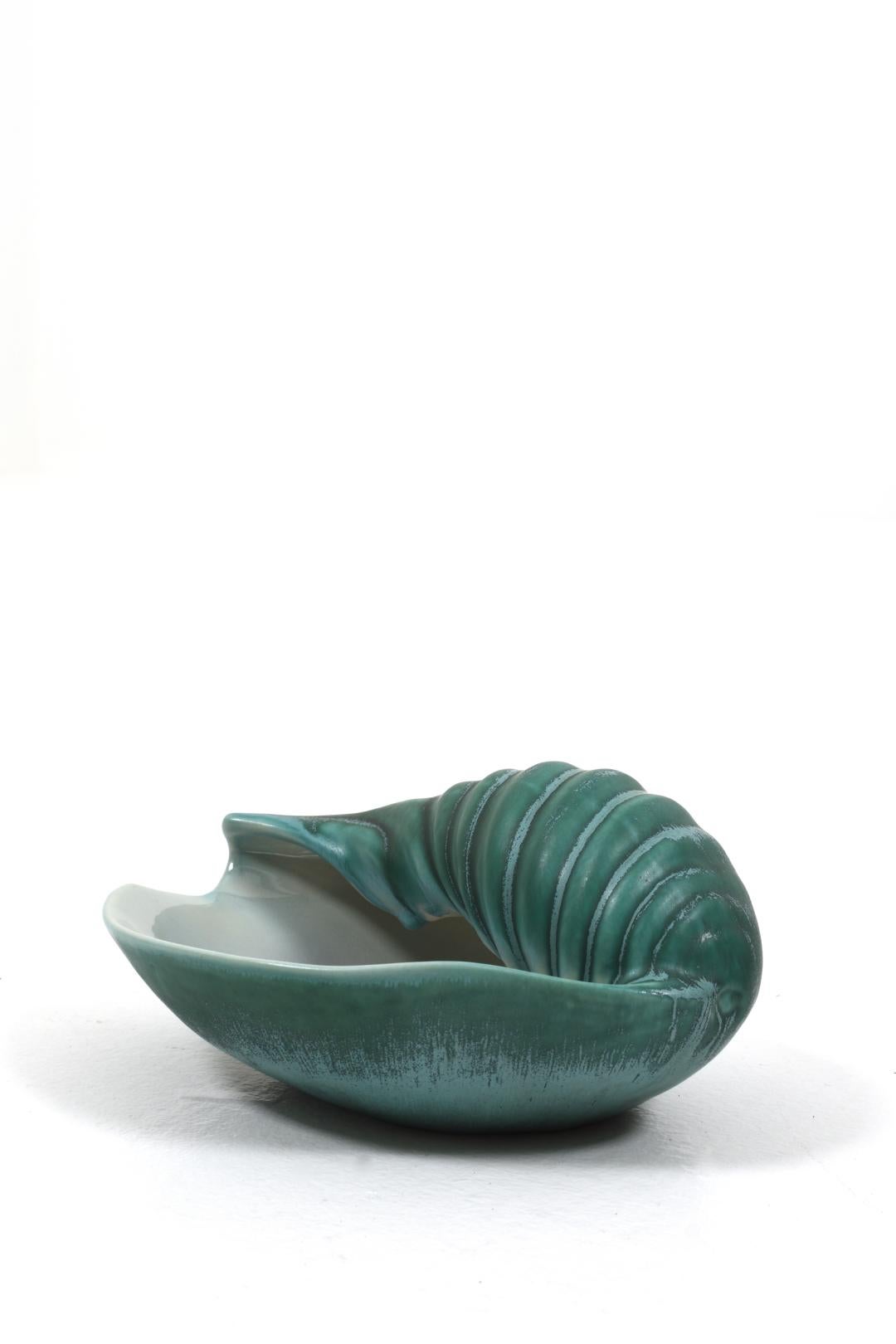 Scandinavian Modern Ceramic Seashell Bowl by Ewald Dahlskog for Bo Fajans, 1939 For Sale