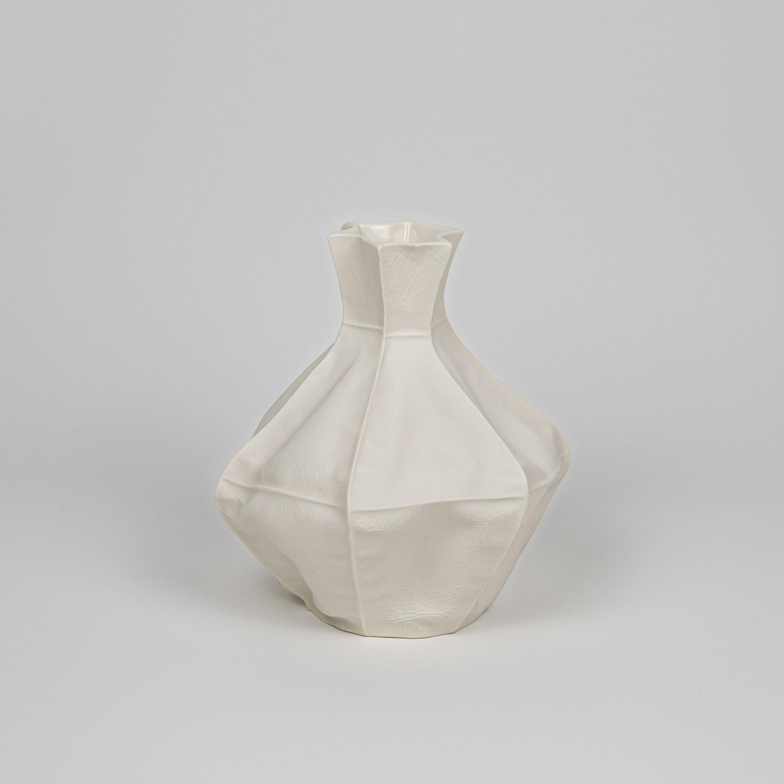 Set von 3 weißen Kawa-Vasen aus weißer Keramik, Porzellanblumenvasen, strukturiert im Zustand „Neu“ im Angebot in Brooklyn, NY