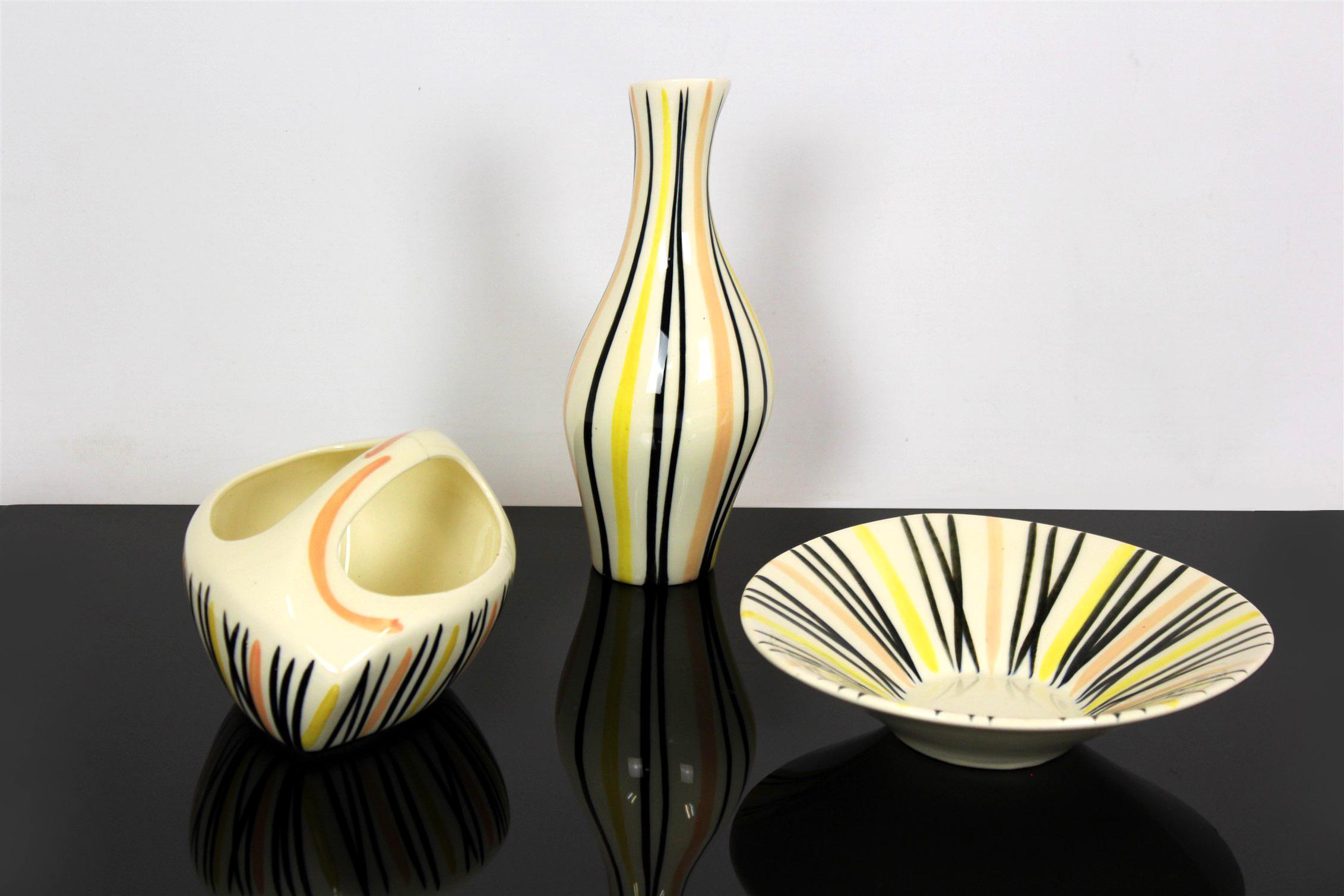 Ce service en porcelaine a été conçu en 1959 par Jarmila Formánková pour Ditmar Urbach. L'ensemble se compose d'un vase (10x10x24cm), d'un bol avec anse (20x14x10cm) et d'une assiette (21x21x6cm). Les articles de cette collection sont appelés