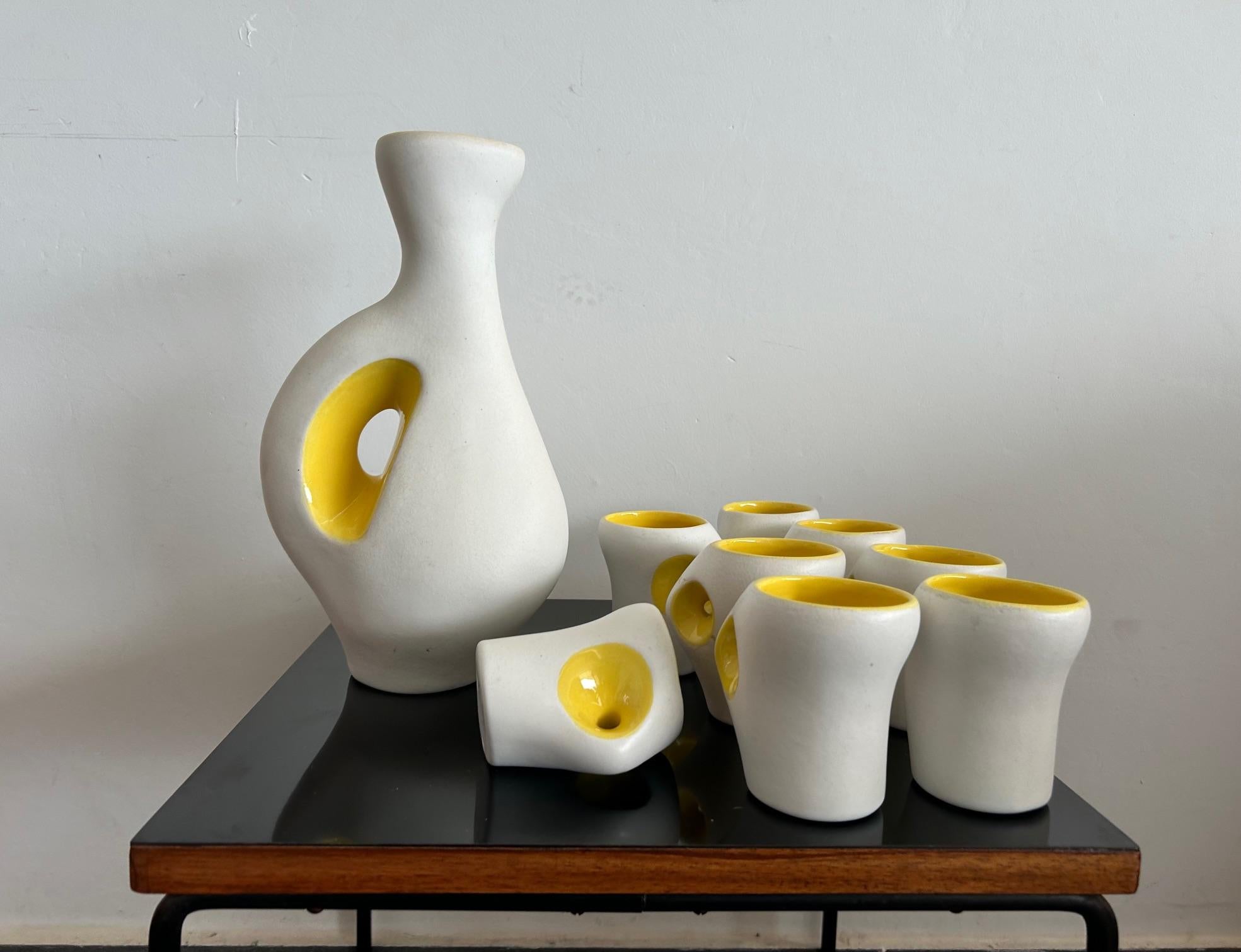 Ensemble de 9 pièces en céramique émaillée dans l'esprit d'André Baud comprenant 8 tasses et 1 pichet.
Bel émail épais : intérieur jaune brillant et extérieur blanc mat. 
Ouvrage français datant des années 1950.
Design/One dans l'esprit de Hans