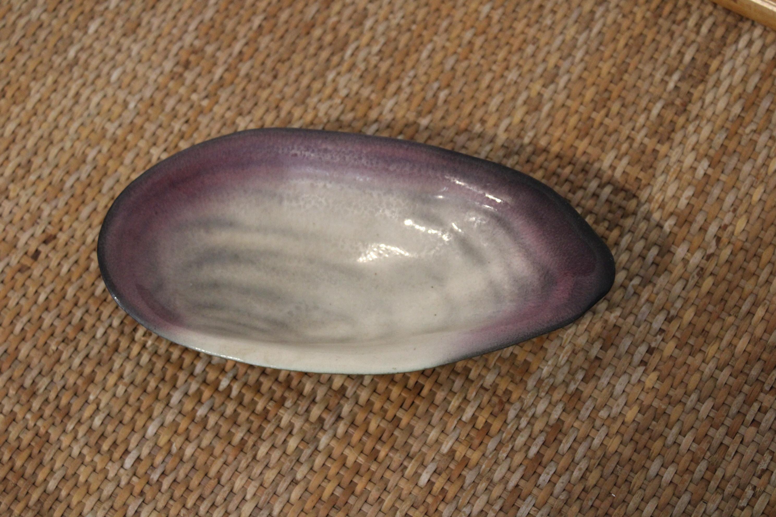 Émaillé Plat  coquille en cramique de Pol Chambost en vente