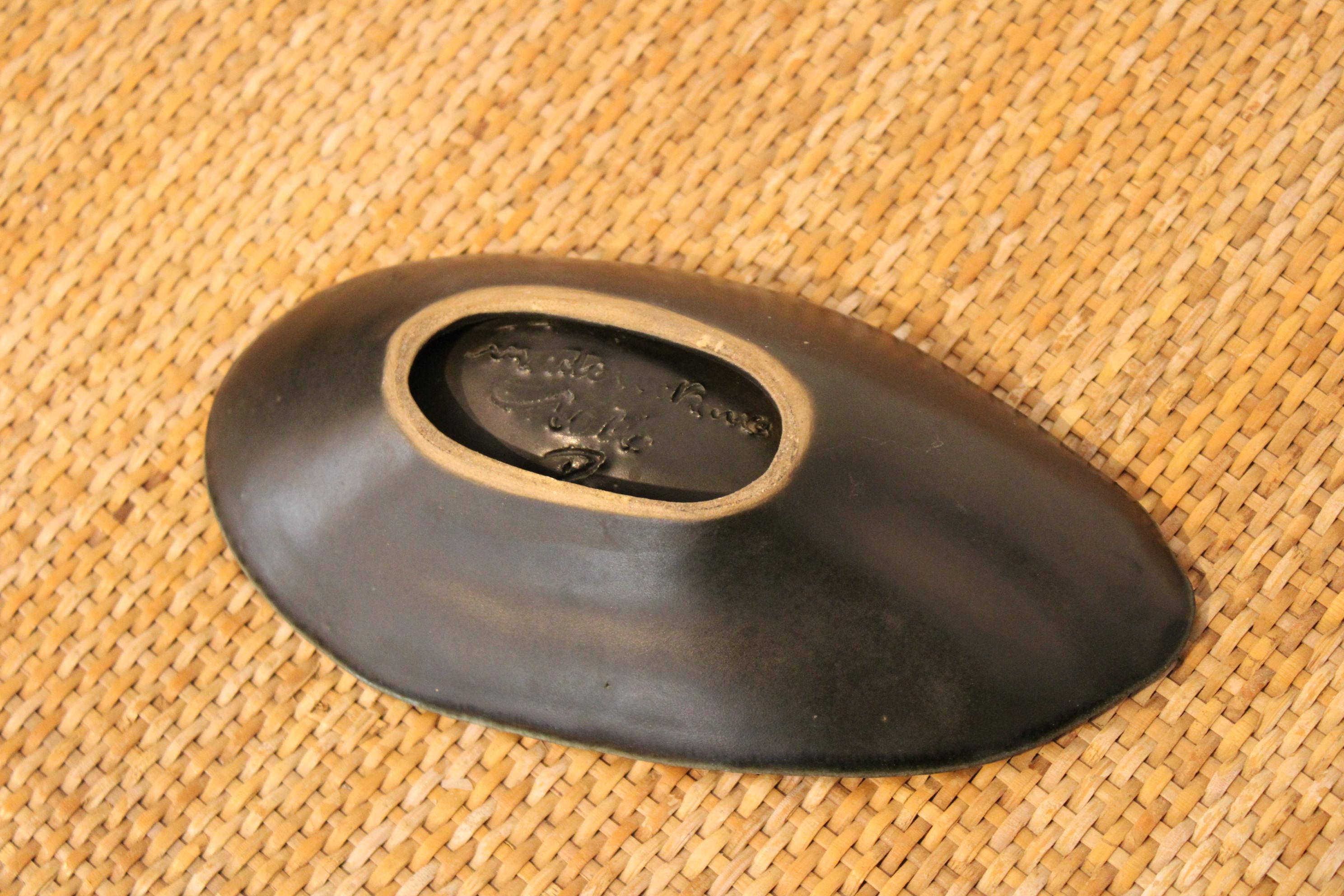 20ième siècle Plat  coquille en cramique de Pol Chambost en vente