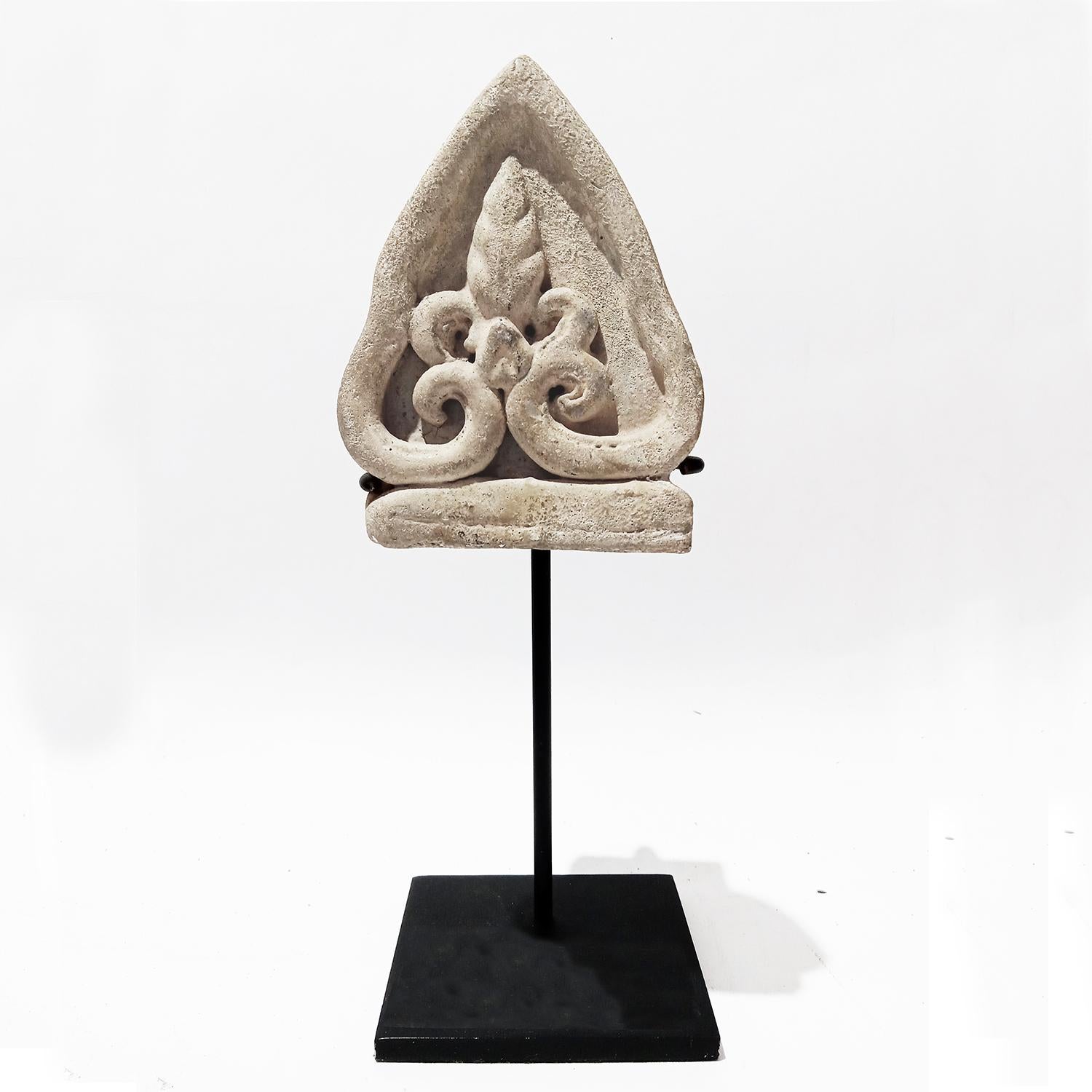 Ceramic Shield Ornament from Thailand, 15th-16th Century In Good Condition For Sale In New York, NY