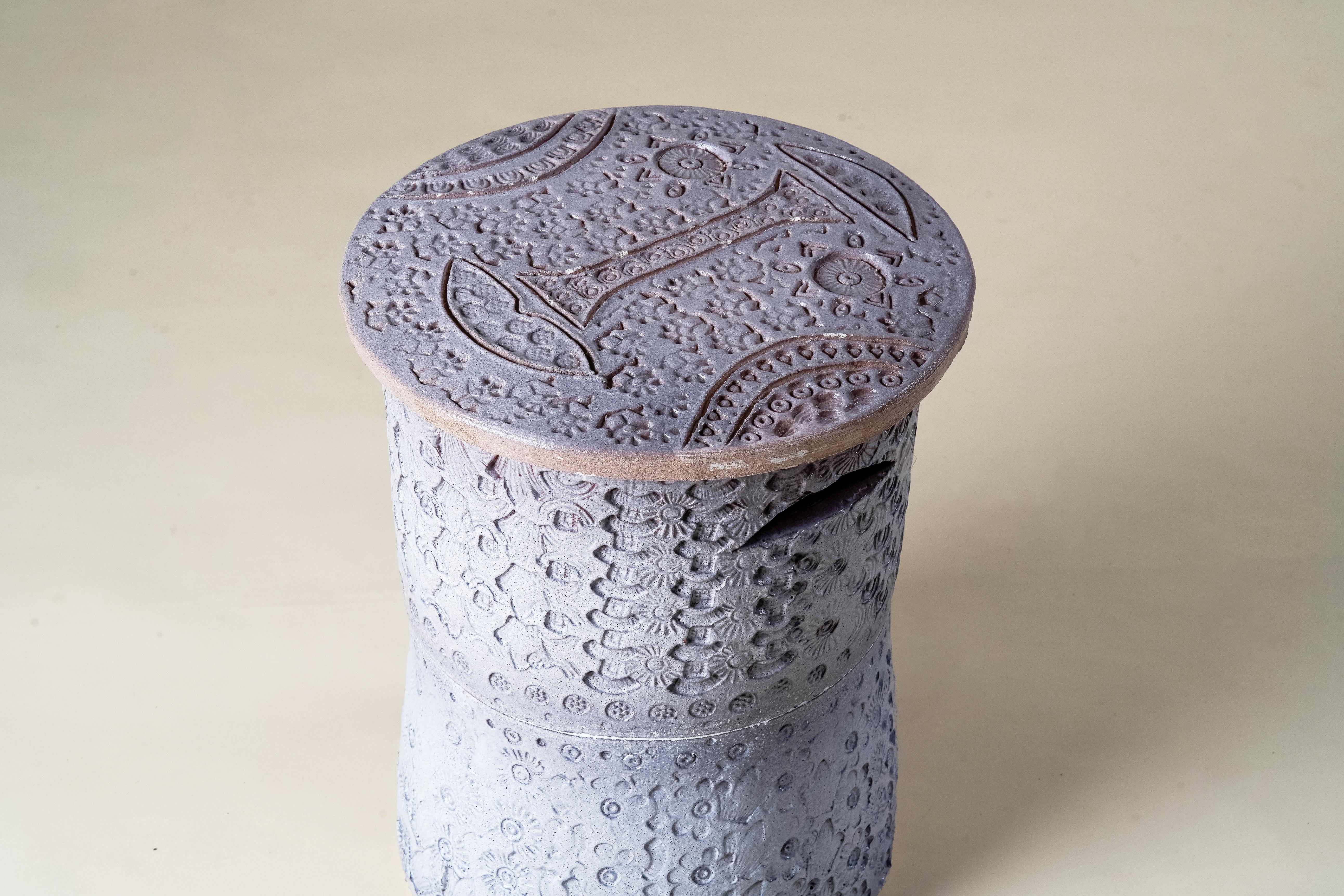 El Juego de Mesas Auxiliares de Cerámica de Julien Capron es un asombroso ejemplo de artesanía contemporánea enraizada en la tradición. 

Cada pieza, de 34 cm de diámetro y 43,5 cm de altura, se fabrica a mano en Vallauris (Francia), ciudad famosa