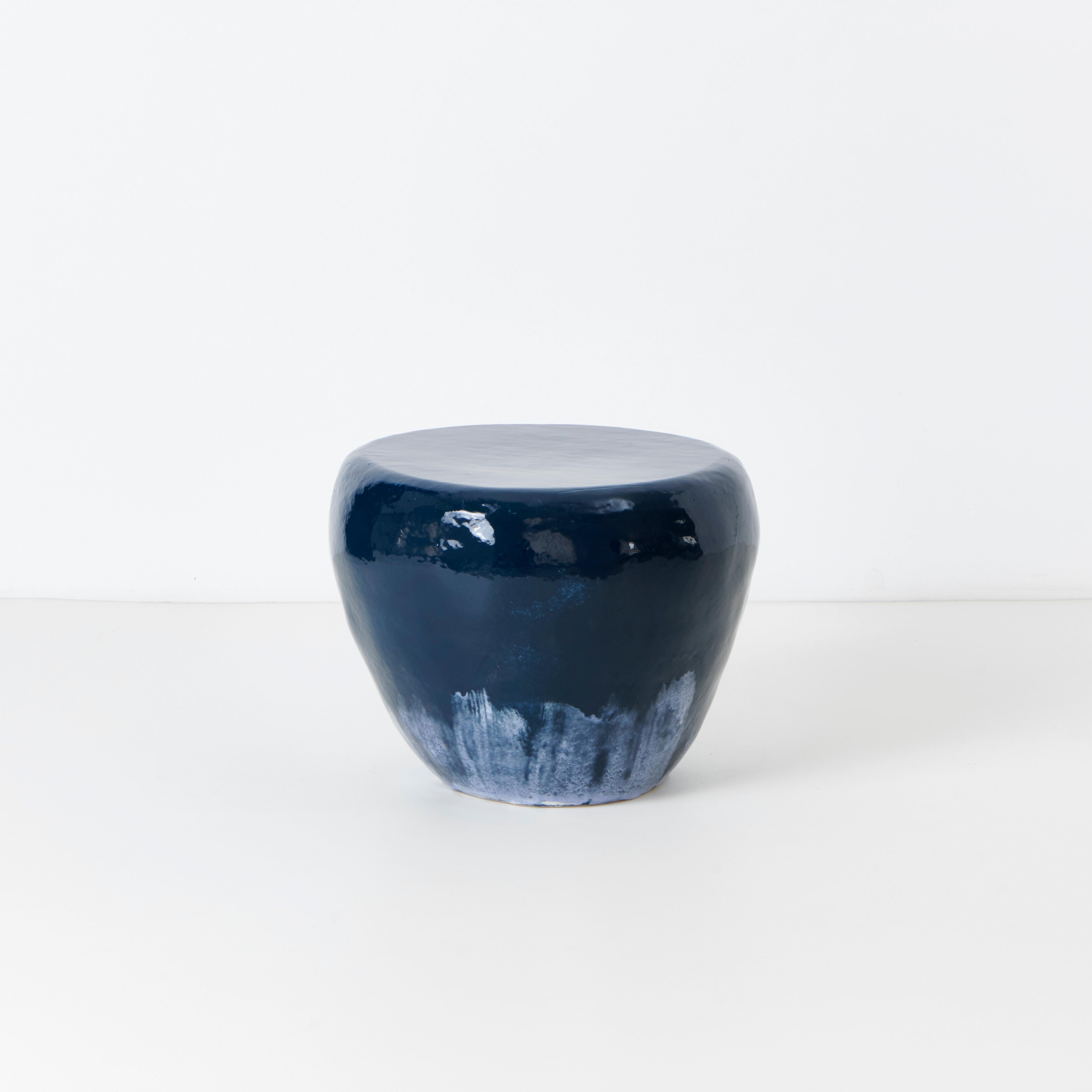Conçu par le project 213A en 2023

Table d'appoint en céramique sculptée à la main avec une forme organique, fabriquée dans l'atelier de céramique interne de Project 213A. Finition en glaçure contemporaine.
Chaque pièce est unique en raison de sa