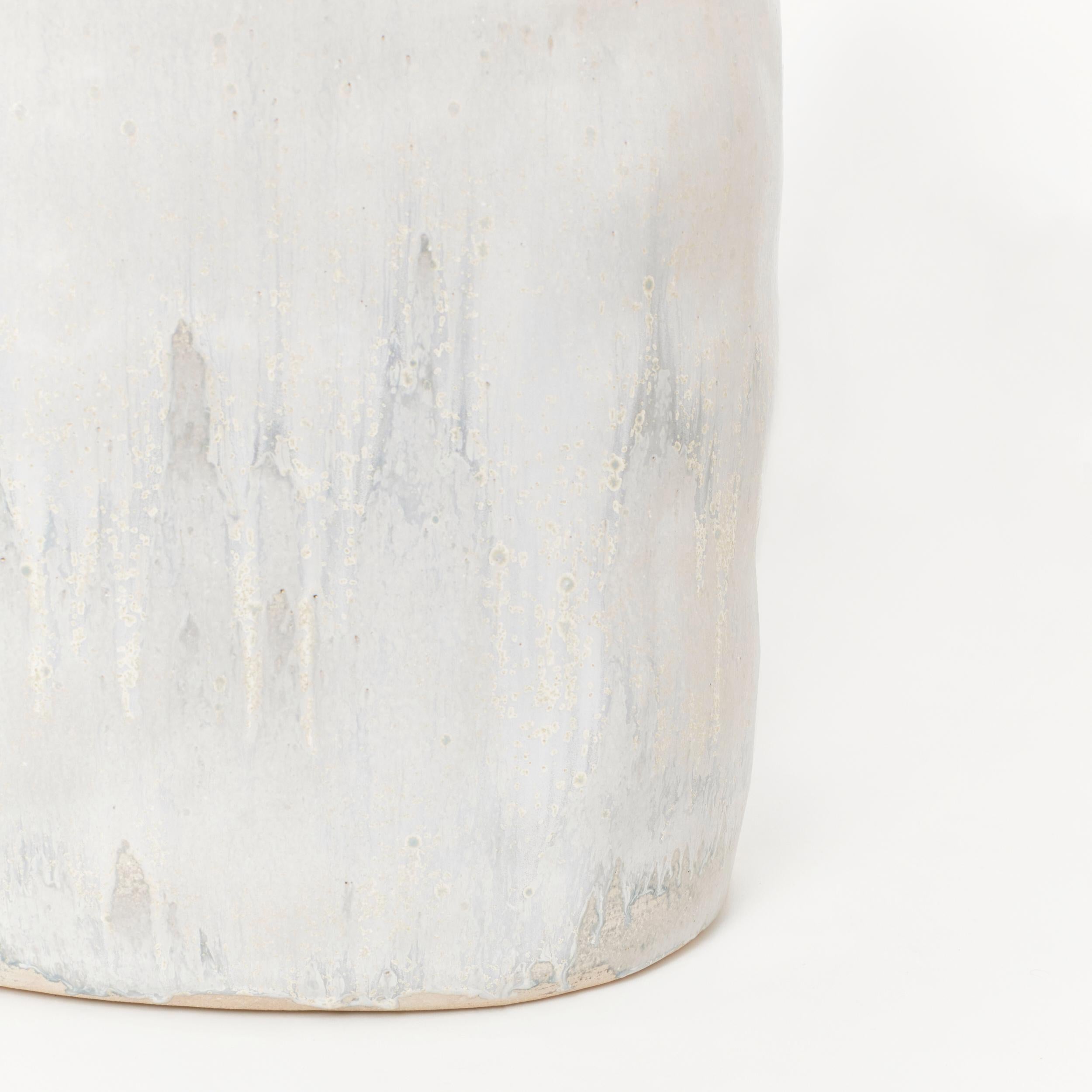 Conçu par le project 213A en 2023

Table d'appoint en céramique sculptée à la main avec une forme organique, fabriquée dans l'atelier de céramique interne de Project 213A. Finition en glaçure contemporaine.
Chaque pièce est unique en raison de sa