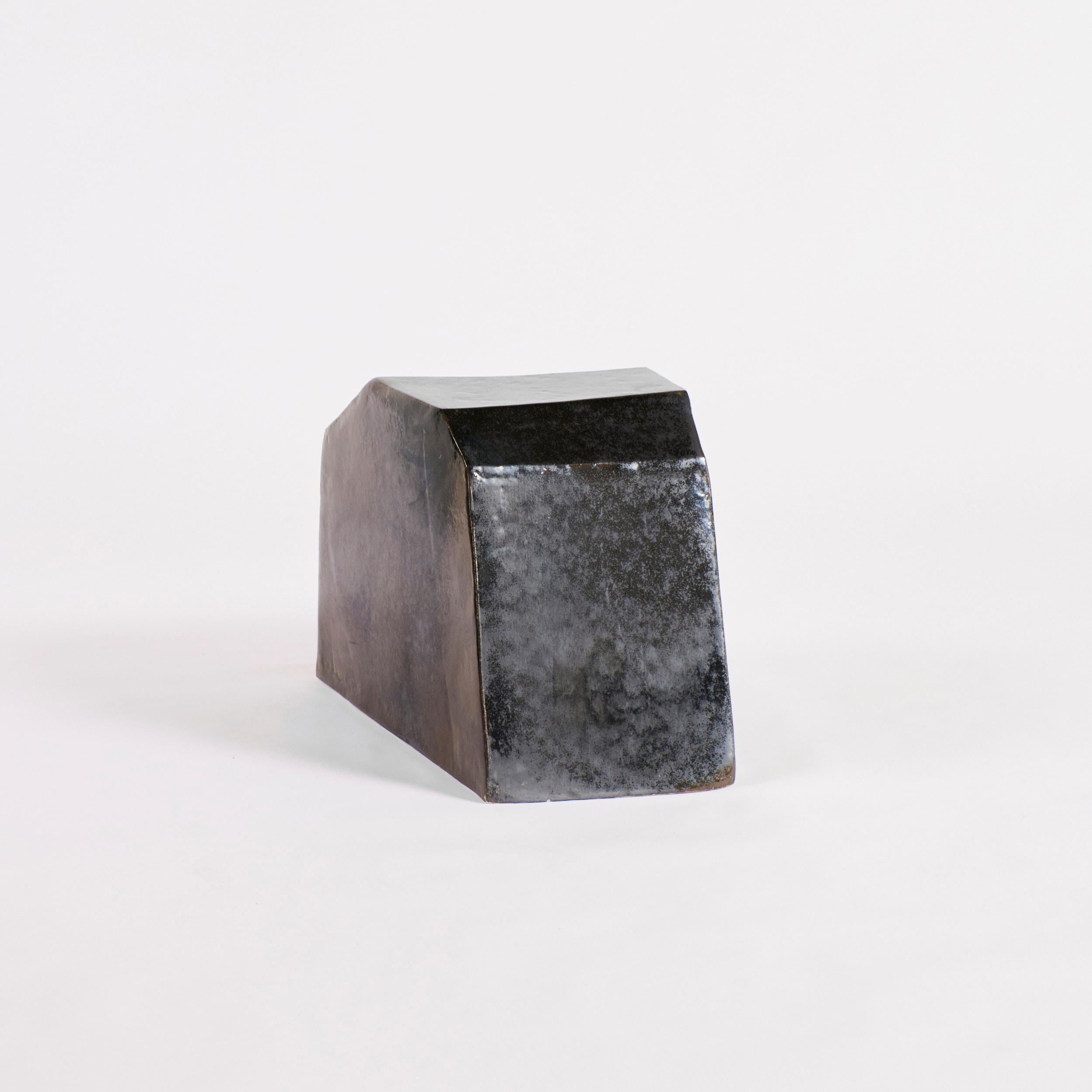 Petite table d'appoint en céramique - Forme géométrique
Conçu par le project 213A en 2023

Table d'appoint en céramique sculptée à la main avec une forme géométrique fabriquée dans l'atelier de céramique interne de Project 213A et finie avec une