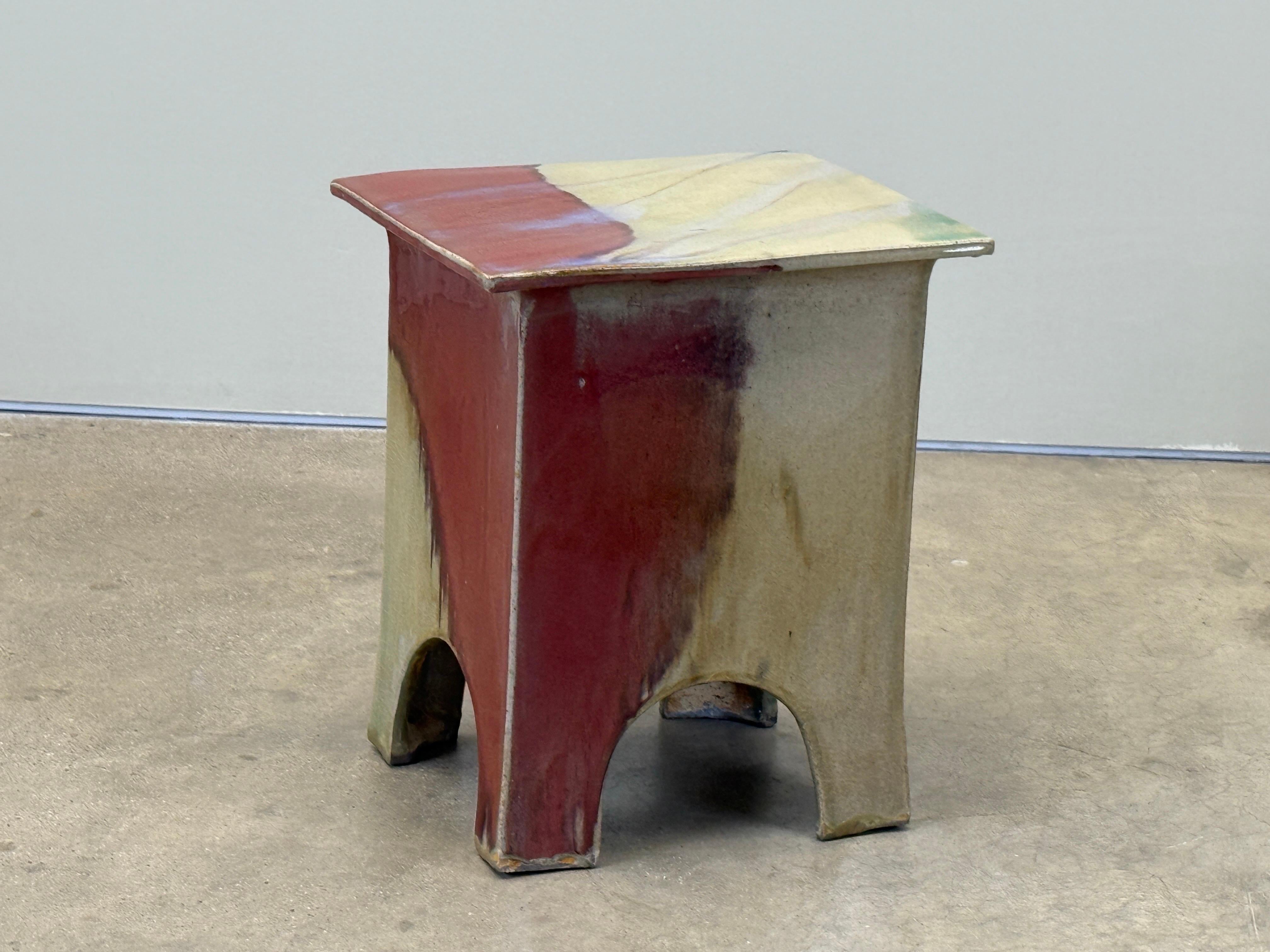 Dalle roulée et construite à la main avec une esthétique et une forme asiatiques. Un banc similaire se trouve dans la collection permanente du Museum of Fine Arts de Boston.