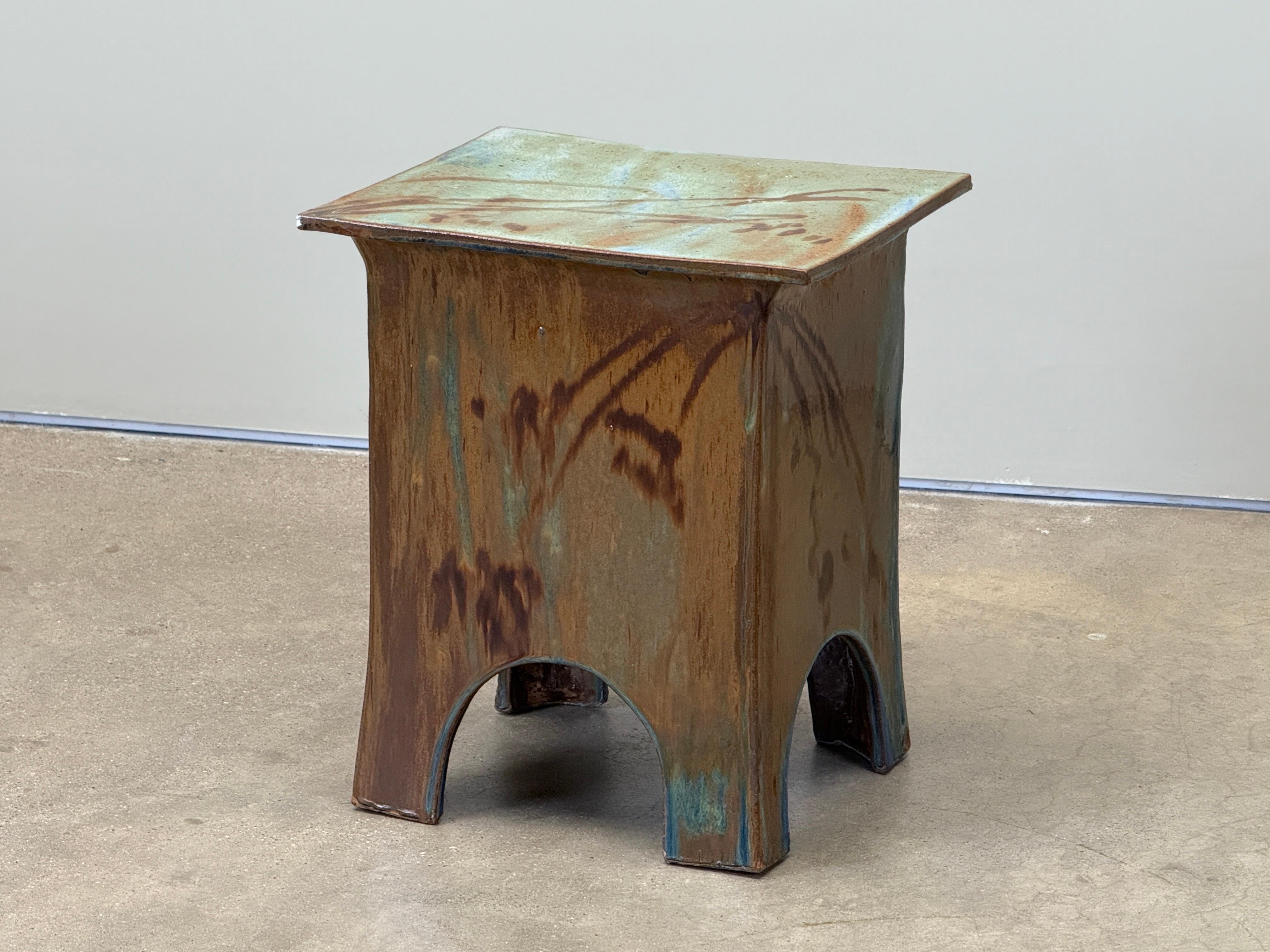 Dalle roulée et construite à la main avec une esthétique et une forme asiatiques. Un banc similaire se trouve dans la collection permanente du Museum of Fine Arts de Boston.