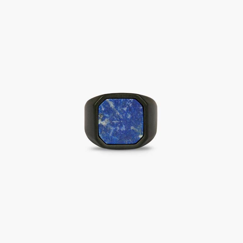Siegelring aus Keramik mit Lapis Lazuli, Größe L

Hergestellt aus schwarzer Keramik, einem Material, das für seine harte und glatte Oberfläche bekannt ist und in einem technisch raffinierten Verfahren mit Diamanten geschliffen wird. Mit