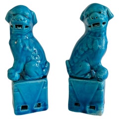 Paire de petits chiens de chasse asiatiques en céramique et turquoise