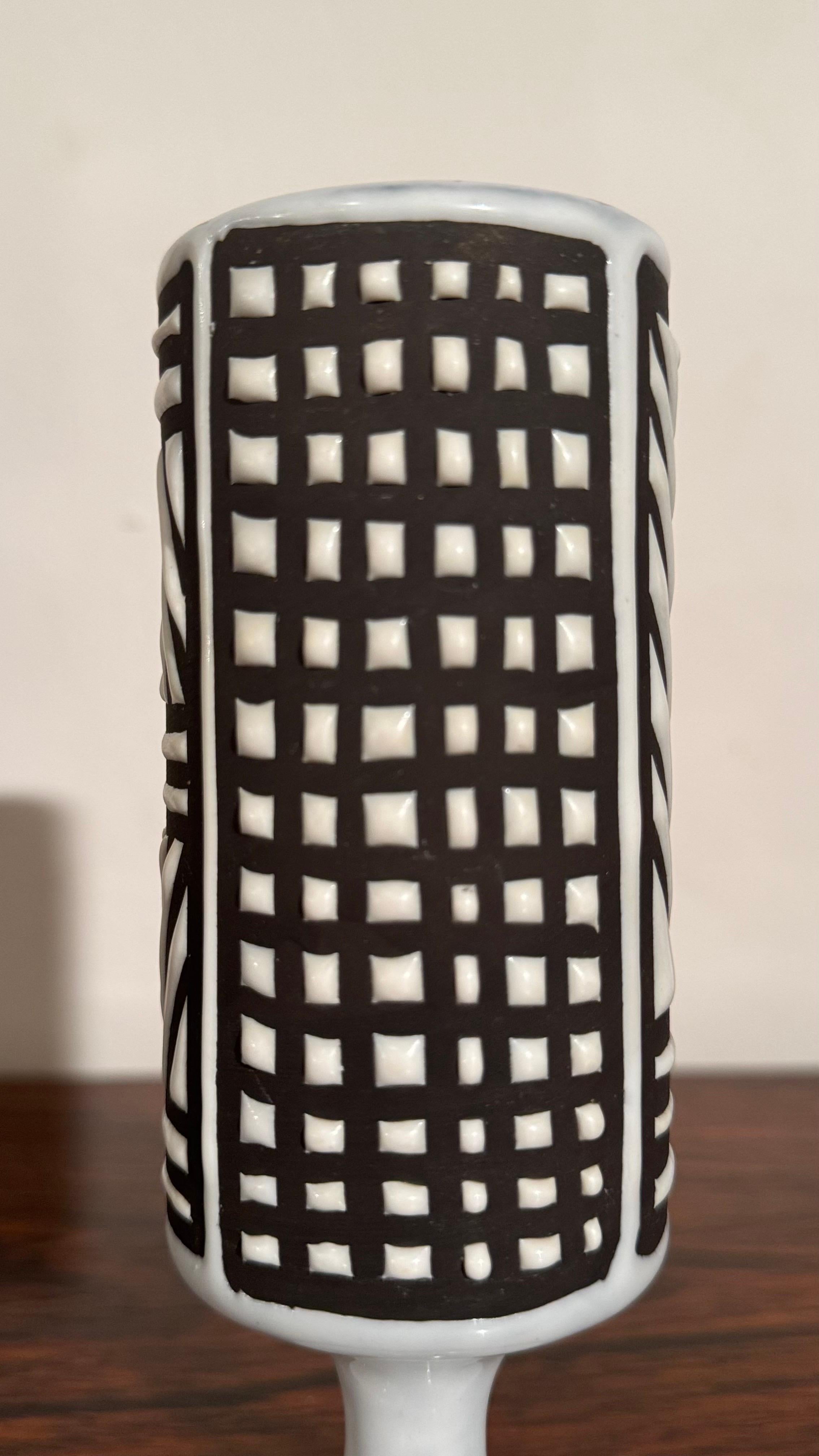 Mid-Century moderno Ceramic Small Vase Black and White Graphic Geometric Design by Capron, Vallauris in vendita