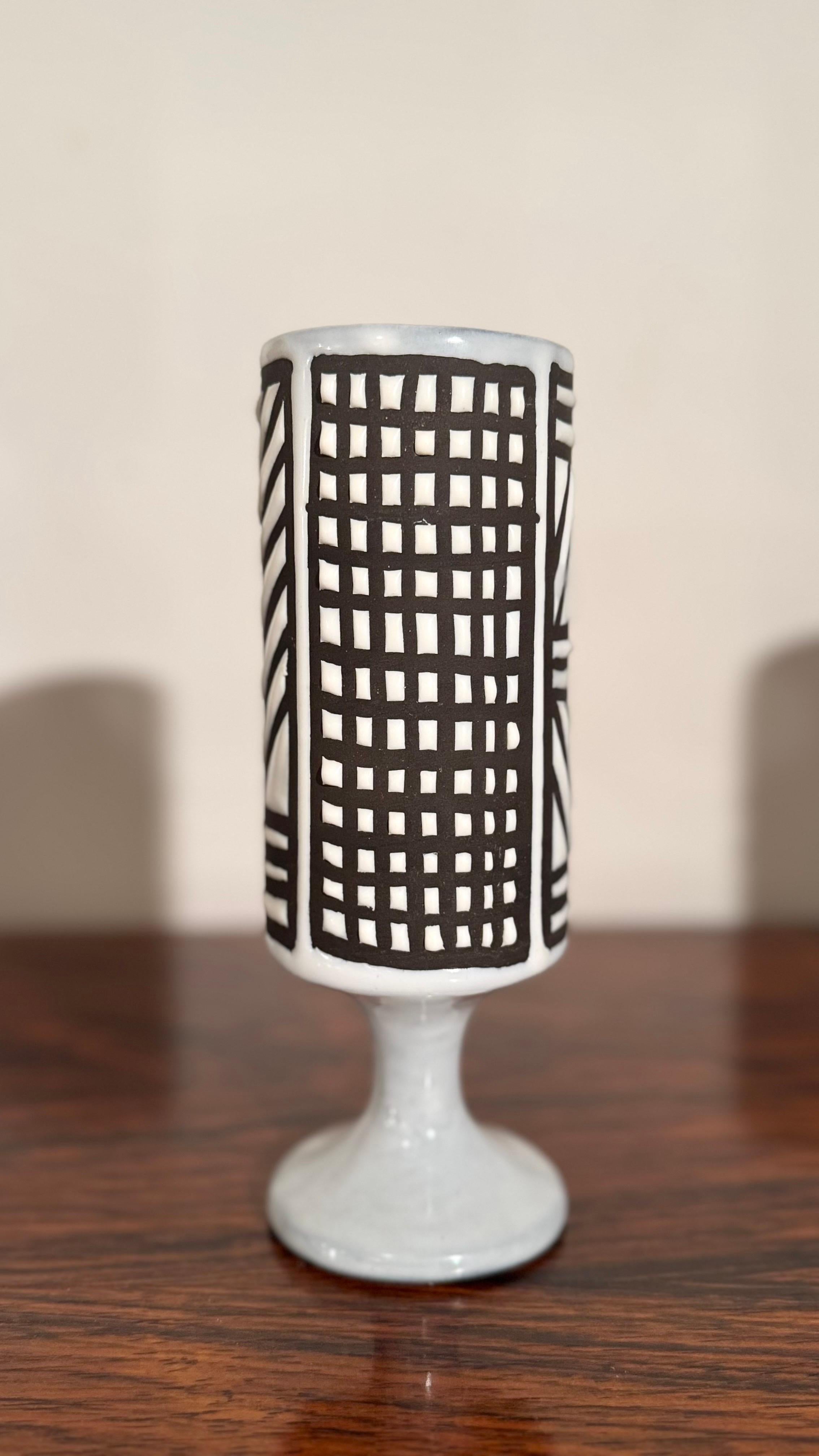 Ceramic Small Vase Black and White Graphic Geometric Design by Capron, Vallauris In condizioni buone in vendita a Antwerp, BE