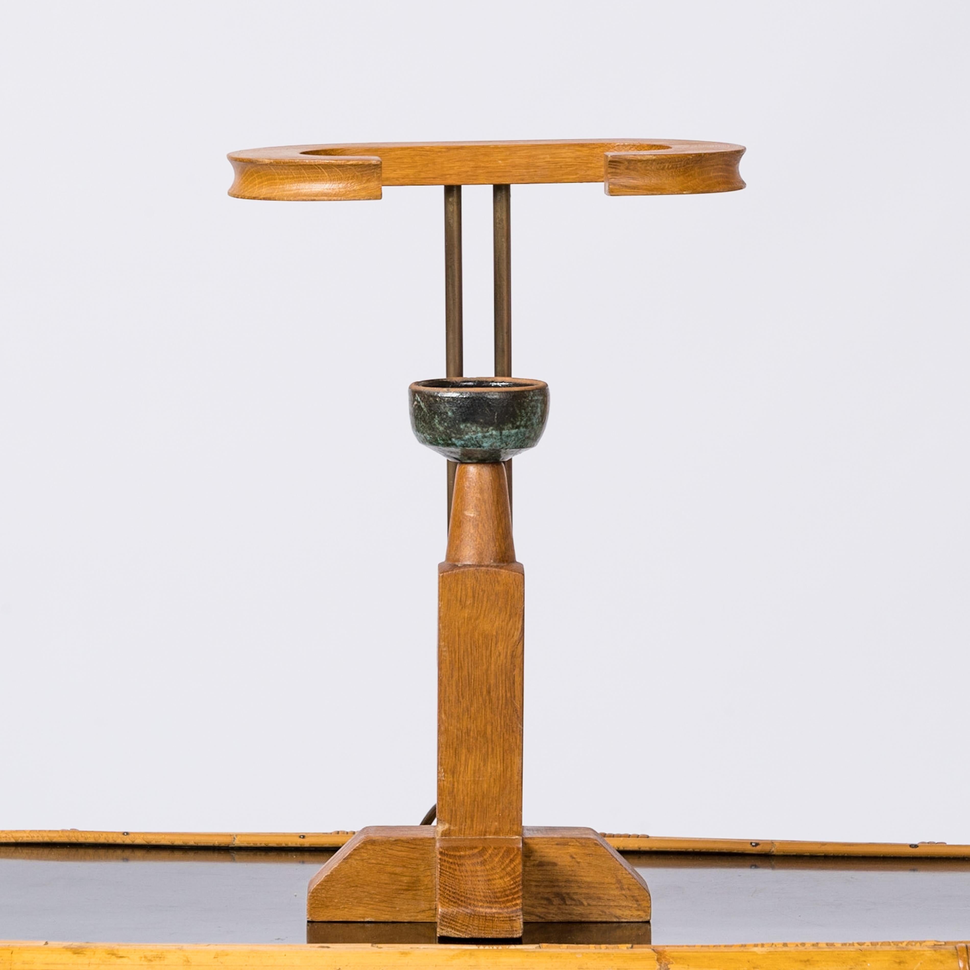 Lampada da tavolo grafica e minimalista in rovere del duo di designer francesi Guillerme e Chambron con dettagli in ottone e ceramica di Boleslaw Danikowski.
In buone condizioni vintage.
Presa e cablaggio europei.
Questa lampada viene spedita dalla