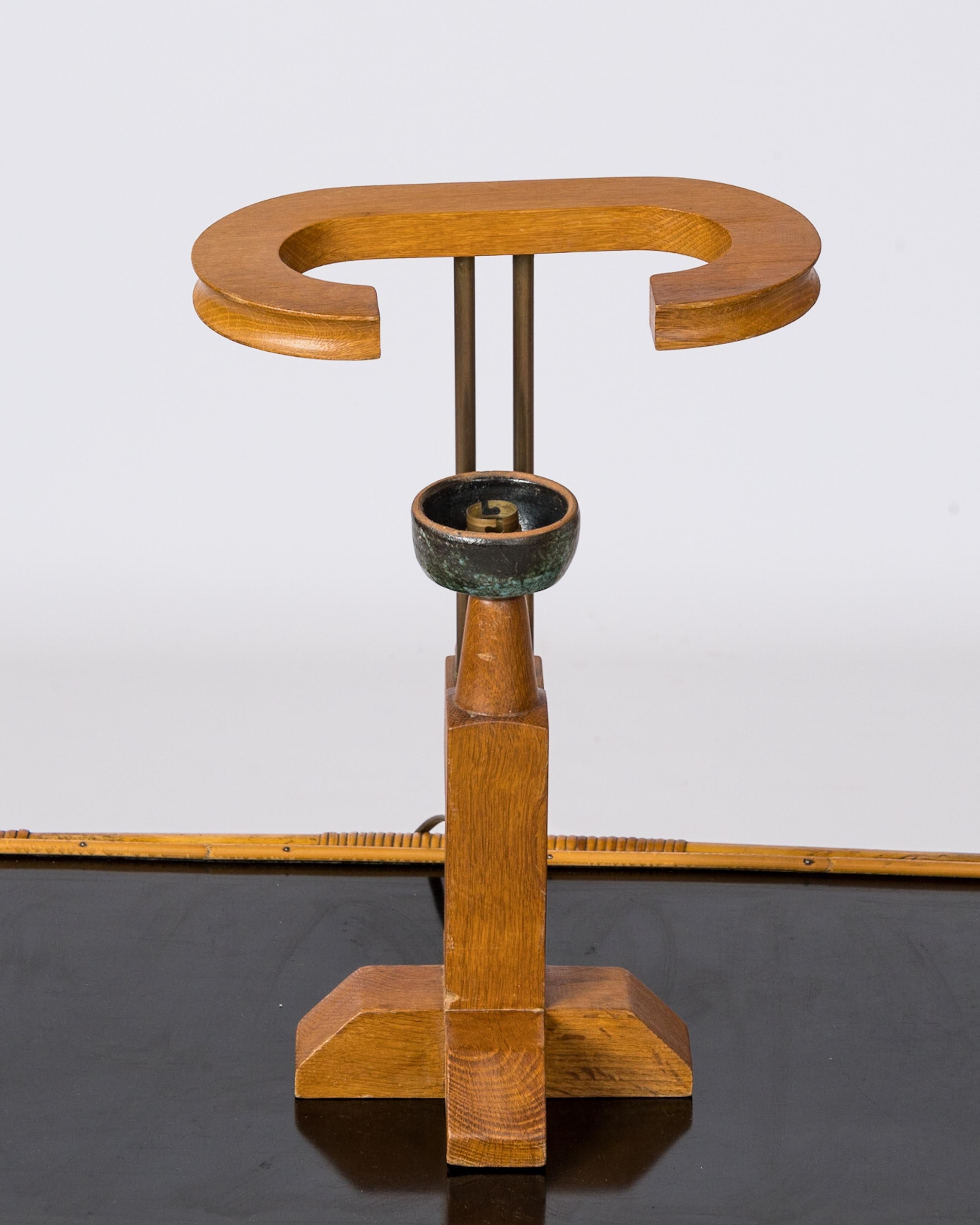 Francese Lampada da tavolo in ceramica, Oak e ottone massiccio di Guillerme & Chambron - Francia, anni '70 in vendita