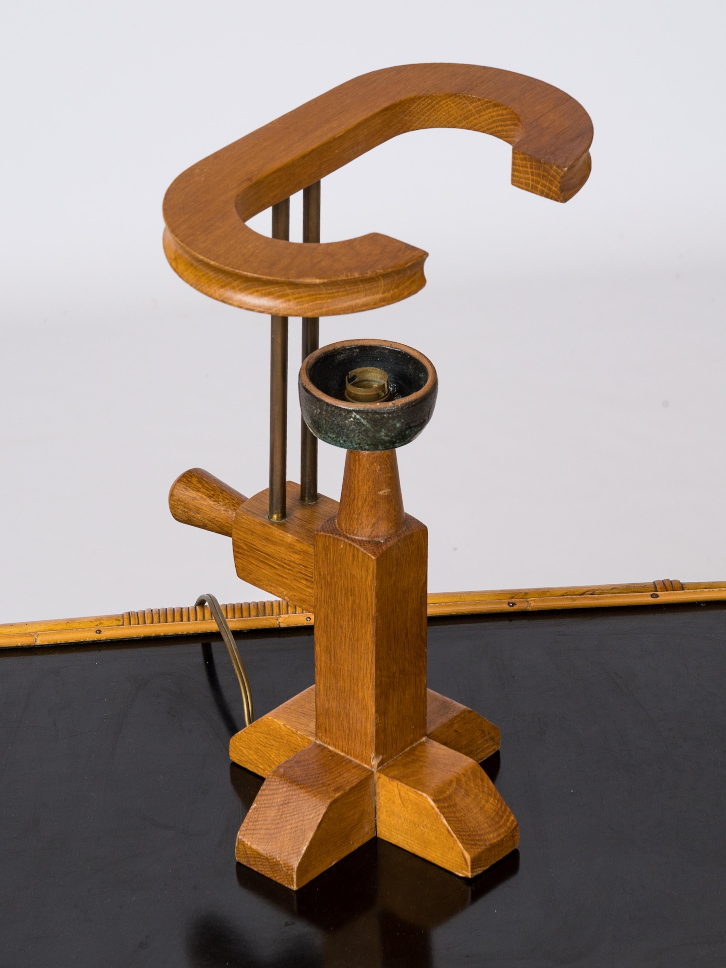 Fine XX secolo Lampada da tavolo in ceramica, Oak e ottone massiccio di Guillerme & Chambron - Francia, anni '70 in vendita