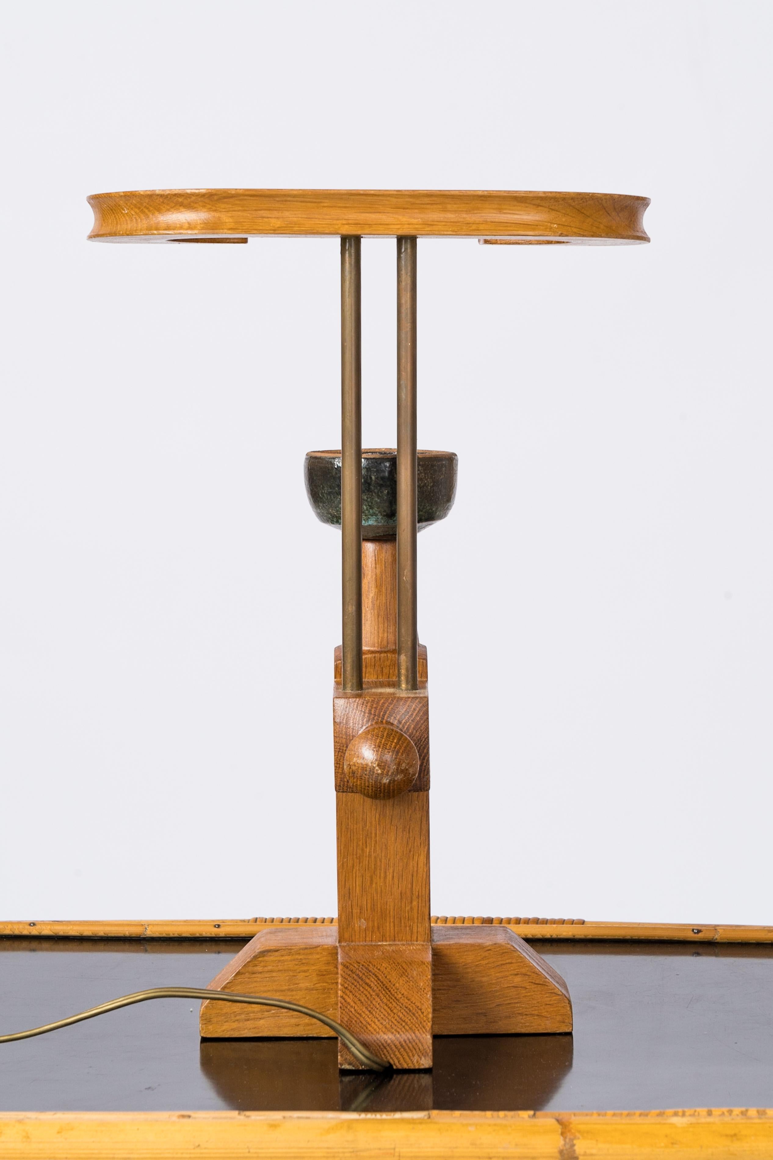 Ottone Lampada da tavolo in ceramica, Oak e ottone massiccio di Guillerme & Chambron - Francia, anni '70 in vendita