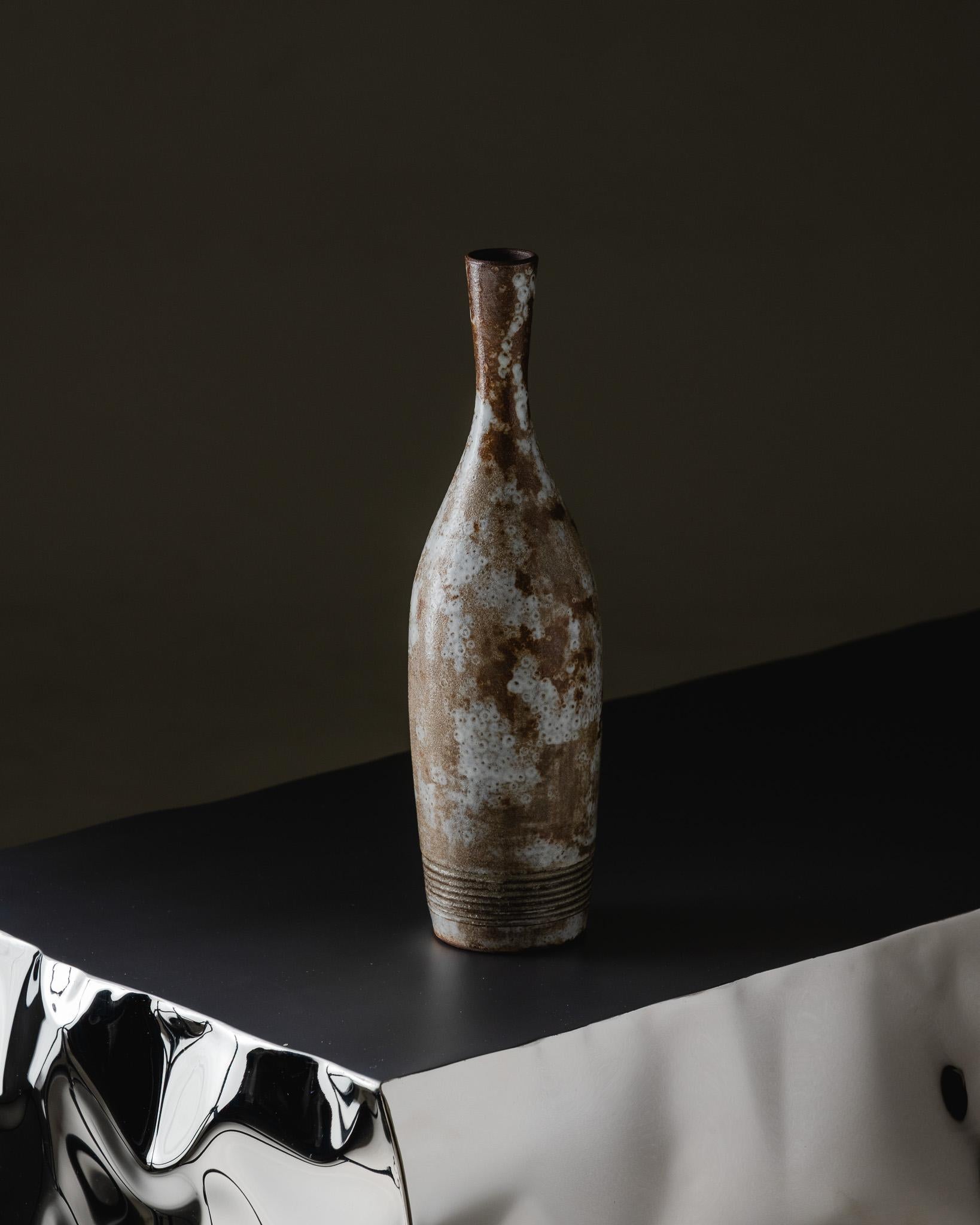 Brown and White Glazed Ceramic Soliflore, 1950s, Ksotanda, Vallauris.
Featuring bubble and crystallized patterns typical of Vallauris production in the 1950s. Slender form with a narrow neck. Incised signature Ksotanda Vallauris on the base. French