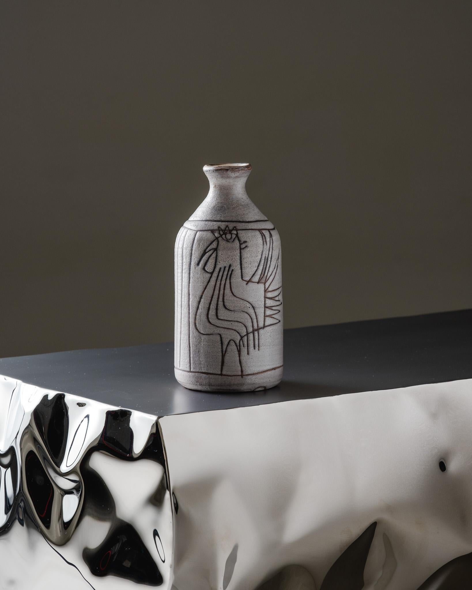 Chamotte Stoneware Soliflore with Light Beige Slip, 1950s–60s, L’Atelier Dieulefit.
Engraved brown line decoration depicting a stylized rooster and geometric motifs. Matte, slightly textured surface; interior finished with transparent glaze. Incised