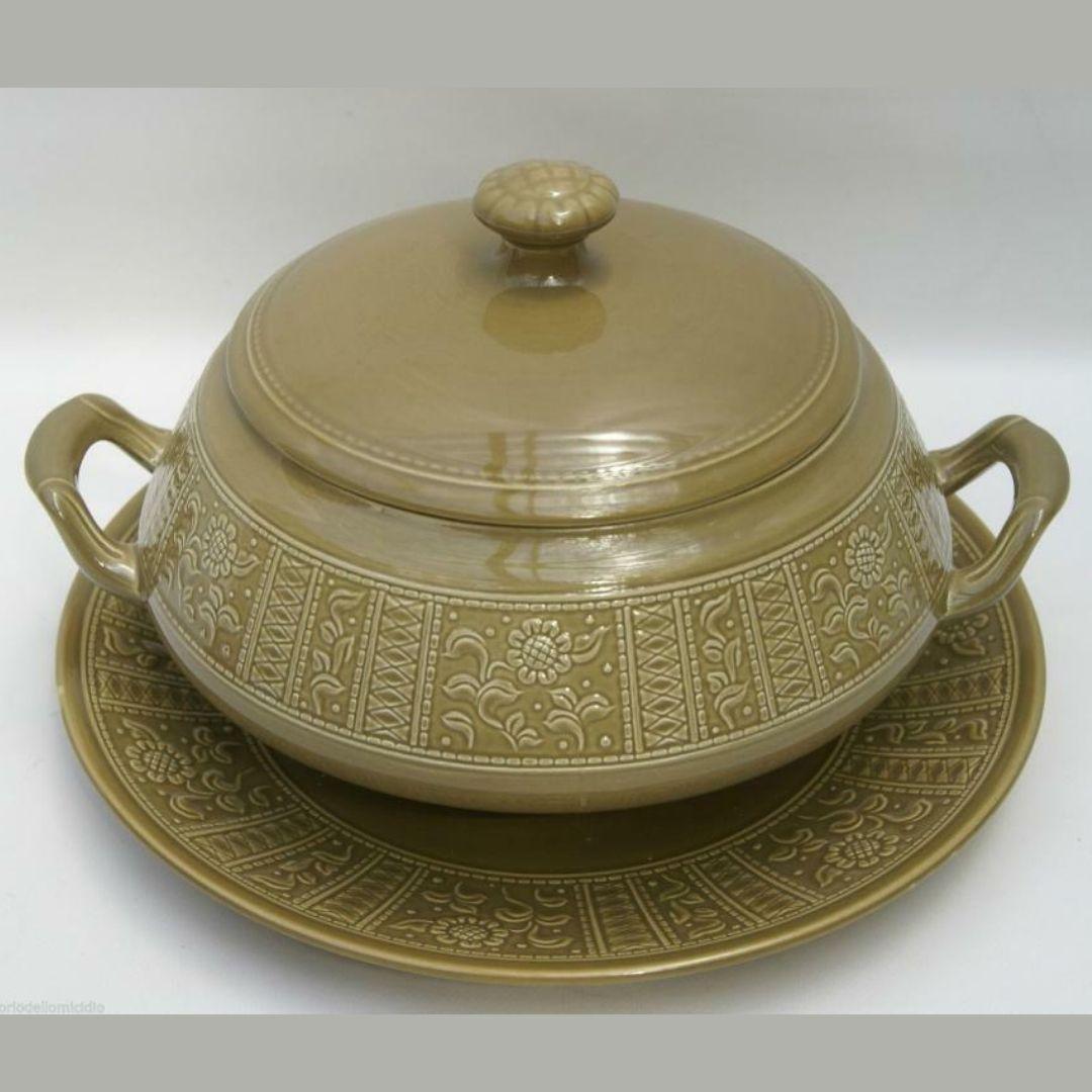 Very rare tureen in glazed ceramic in relief by Richard Ginori laveno designed in the 1960s by Antonia Campi, archived and cataloged on the site of the cultural heritage of lombardy with the following description:
Tureen entirely glazed in dark