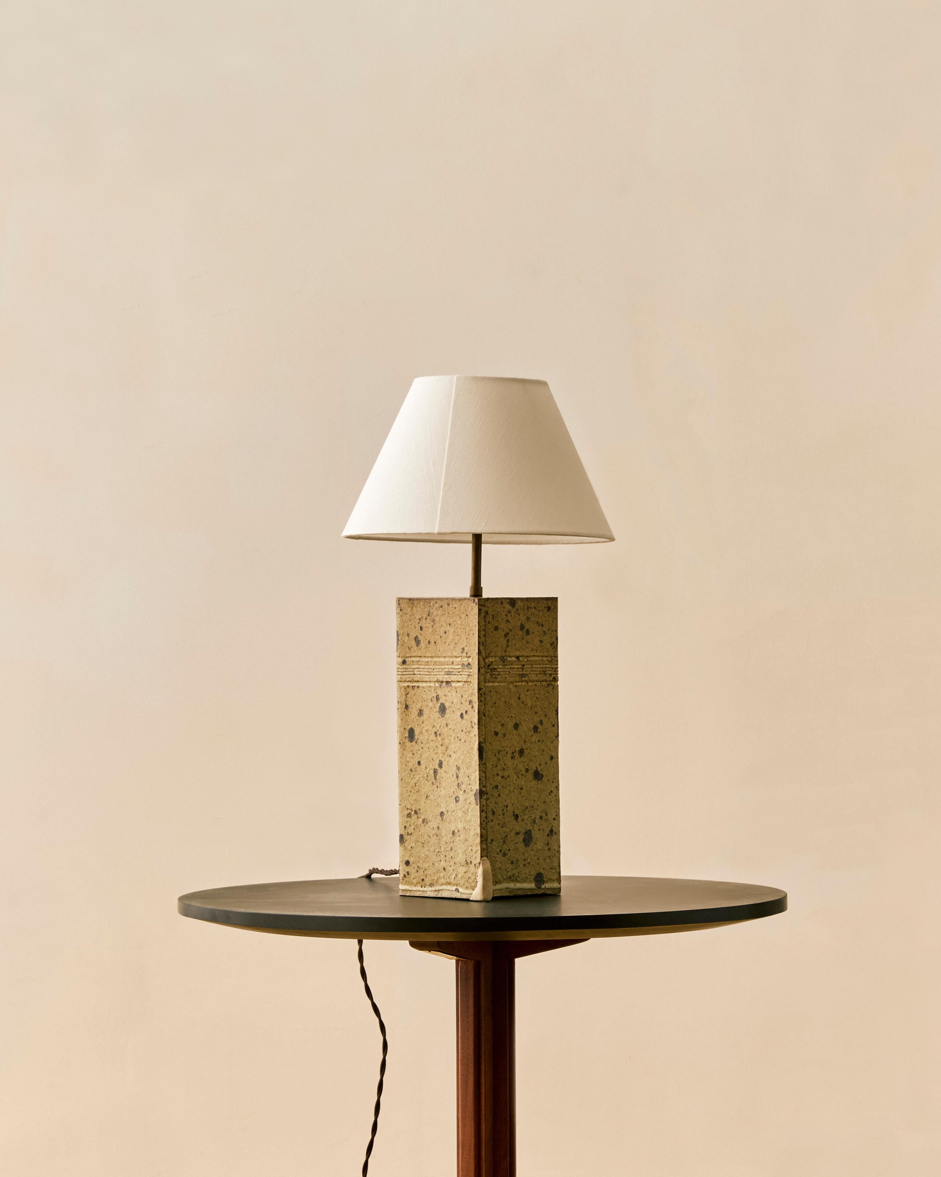 Lámpara de mesa de cerámica moteada c. 1960 en Bueno estado para la venta en Long Island City, NY