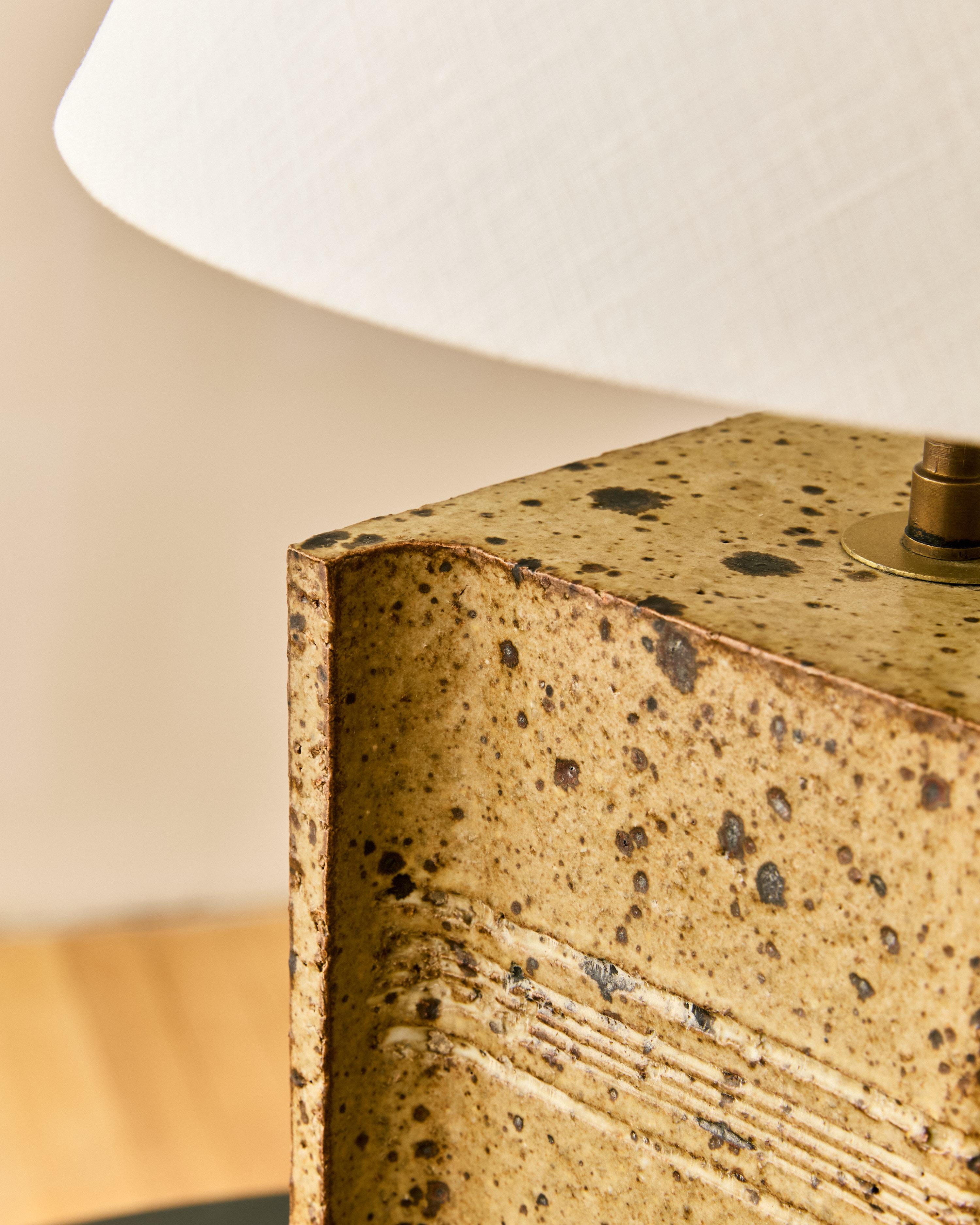 Lámpara de mesa de cerámica moteada c. 1960 mediados del siglo XX en venta