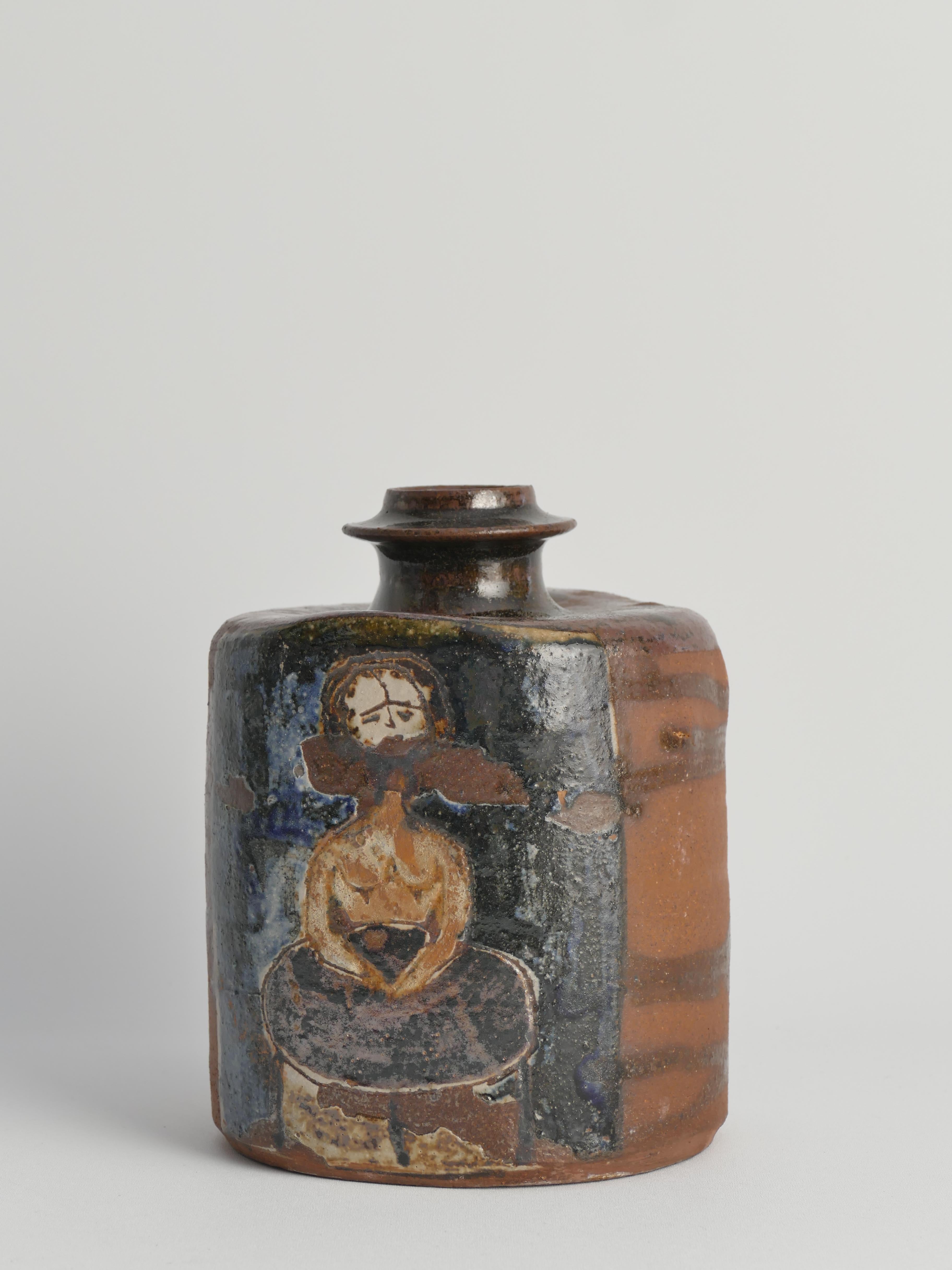 Vaso a bottiglia quadrato in ceramica con motivi in stile naif e smalto marrone in vendita 2
