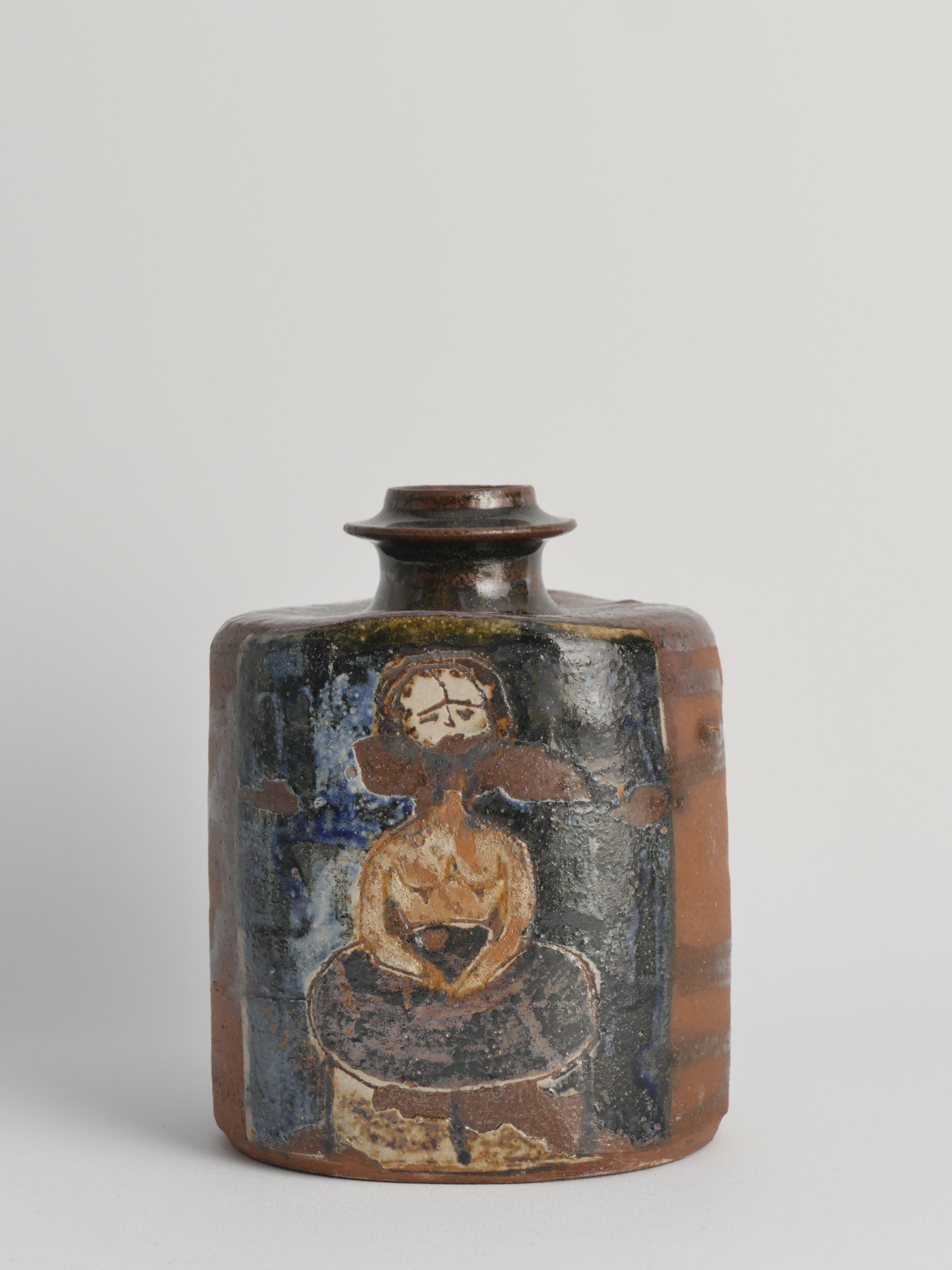 Vaso a bottiglia quadrato in ceramica con motivi in stile naif e smalto marrone in vendita 3
