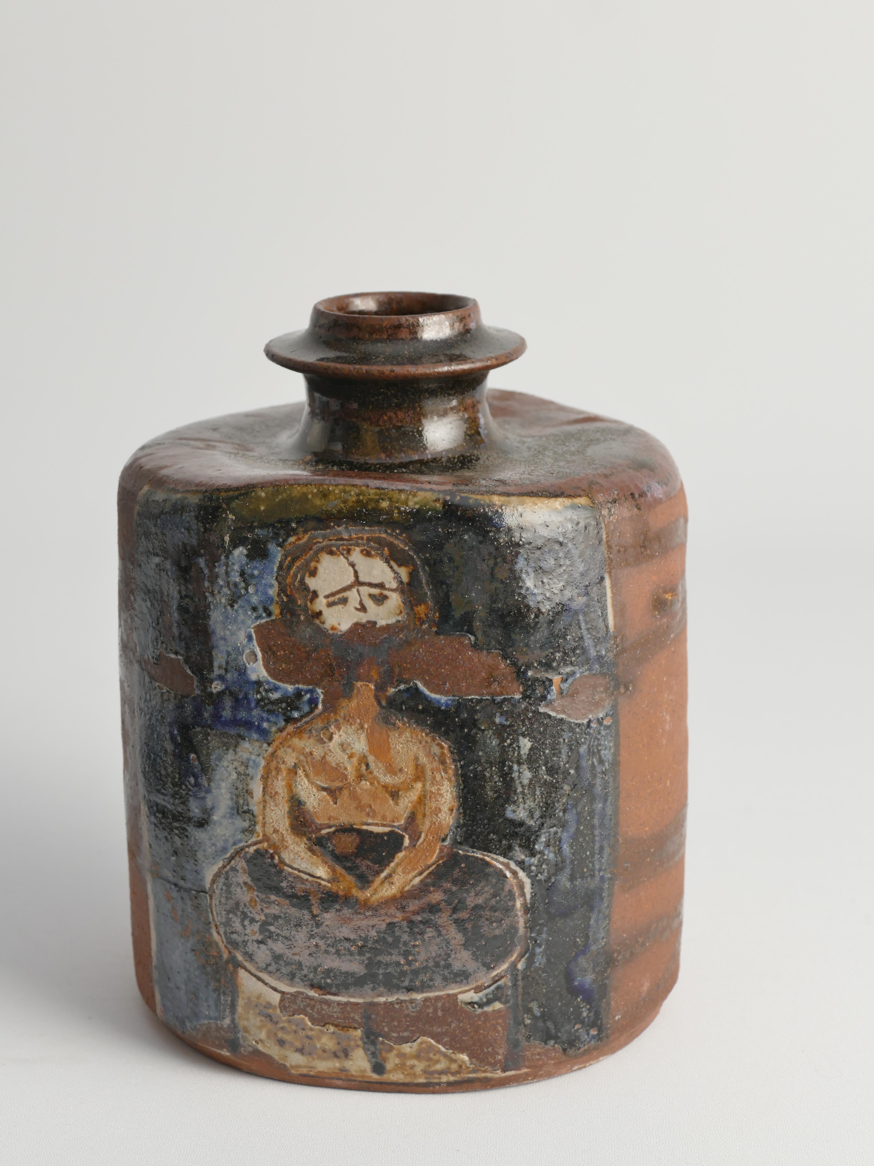 Vaso a bottiglia quadrato in ceramica con motivi in stile naif e smalto marrone in vendita 4