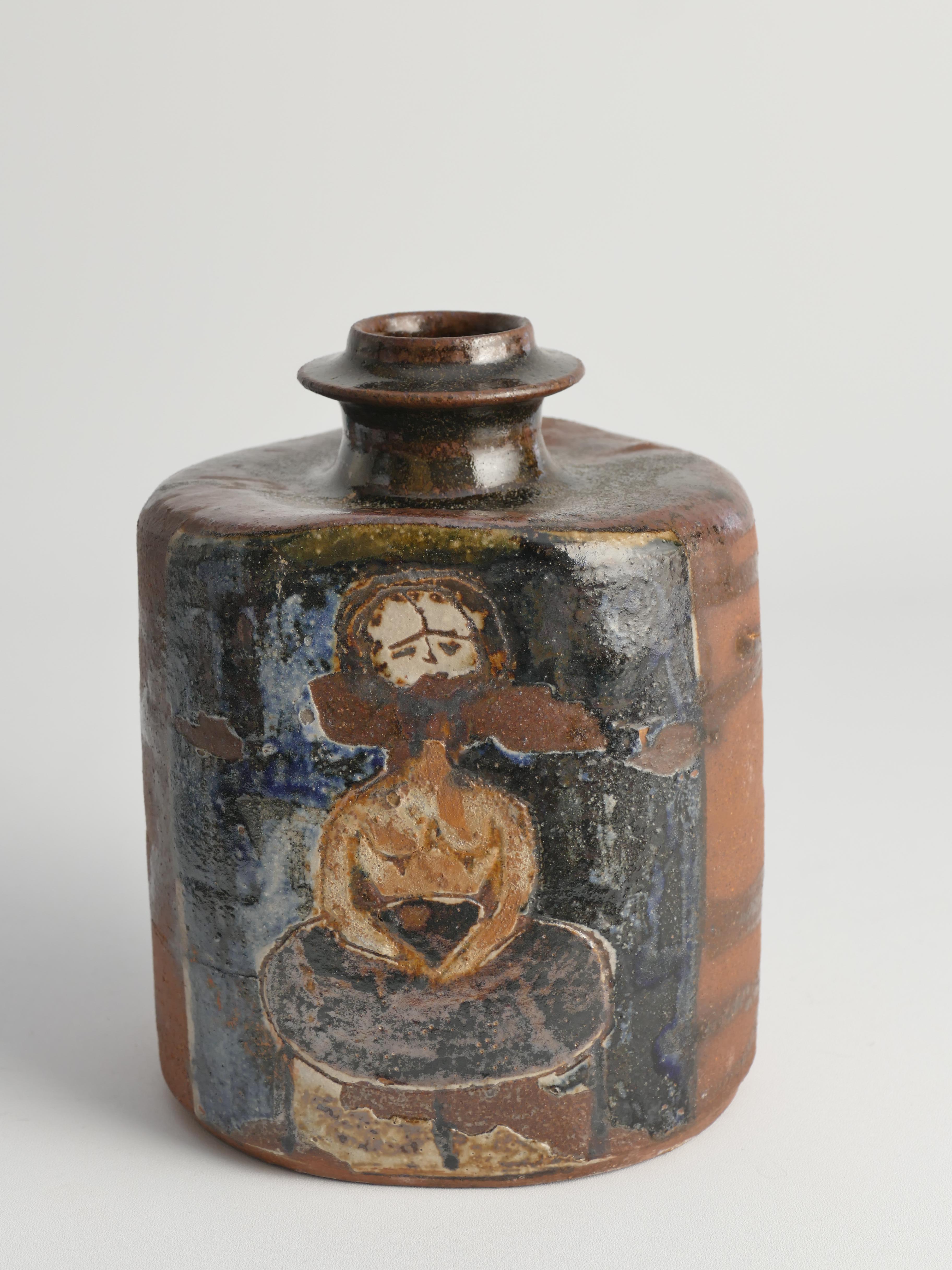 Vaso a bottiglia quadrato in ceramica con motivi in stile naif e smalto marrone in vendita 5