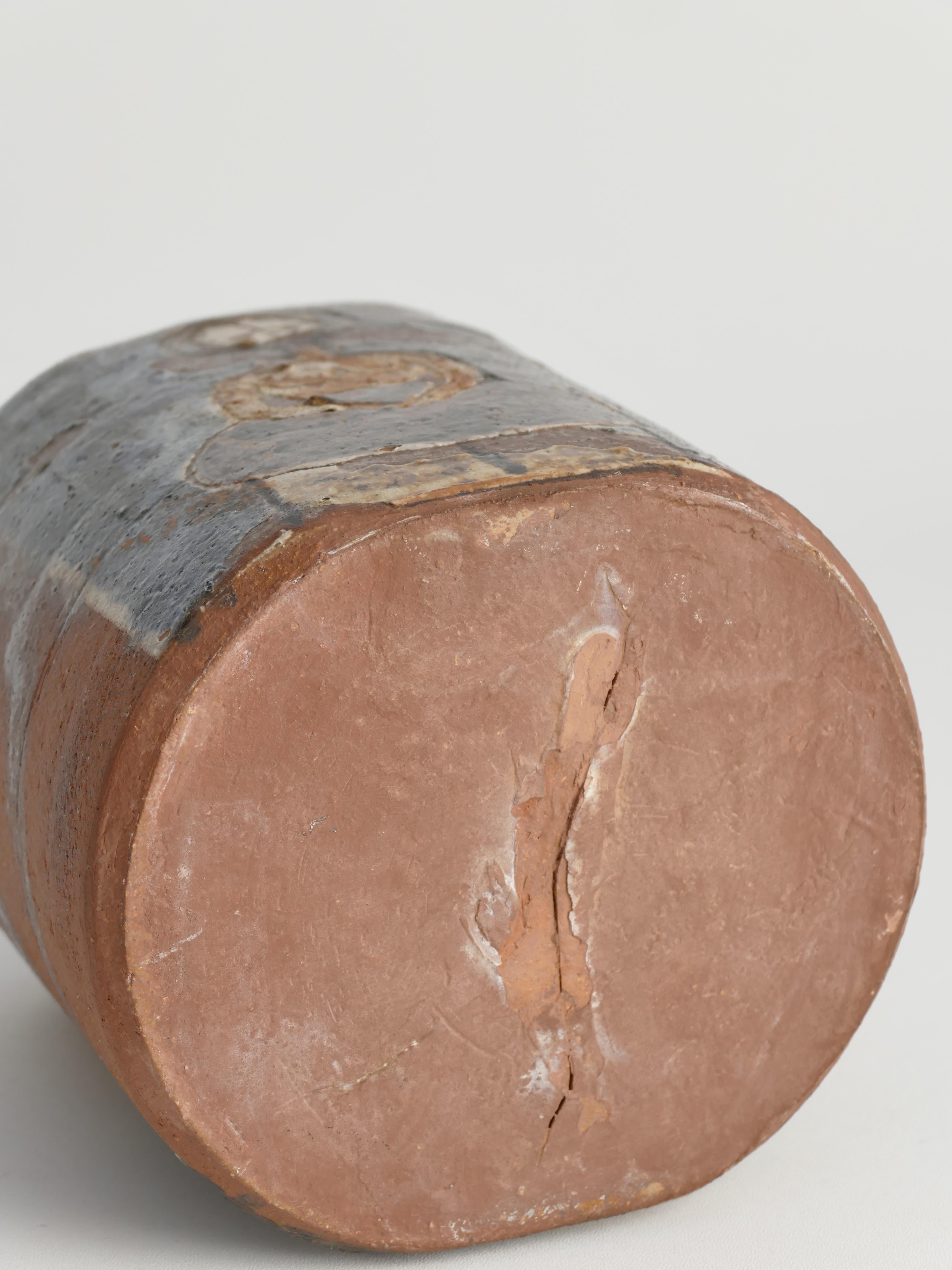 Vaso a bottiglia quadrato in ceramica con motivi in stile naif e smalto marrone in vendita 7